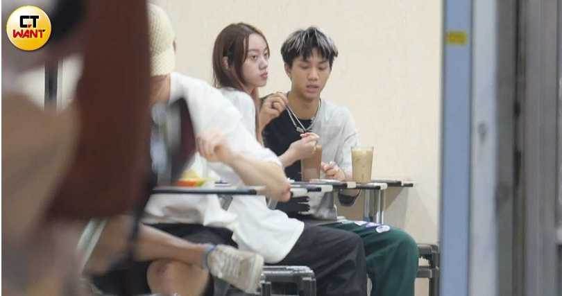 剛升上大學時，李秉諭就交到不少朋友，還與同系女同學珈珈約吃宵夜。（圖／CTWANT）