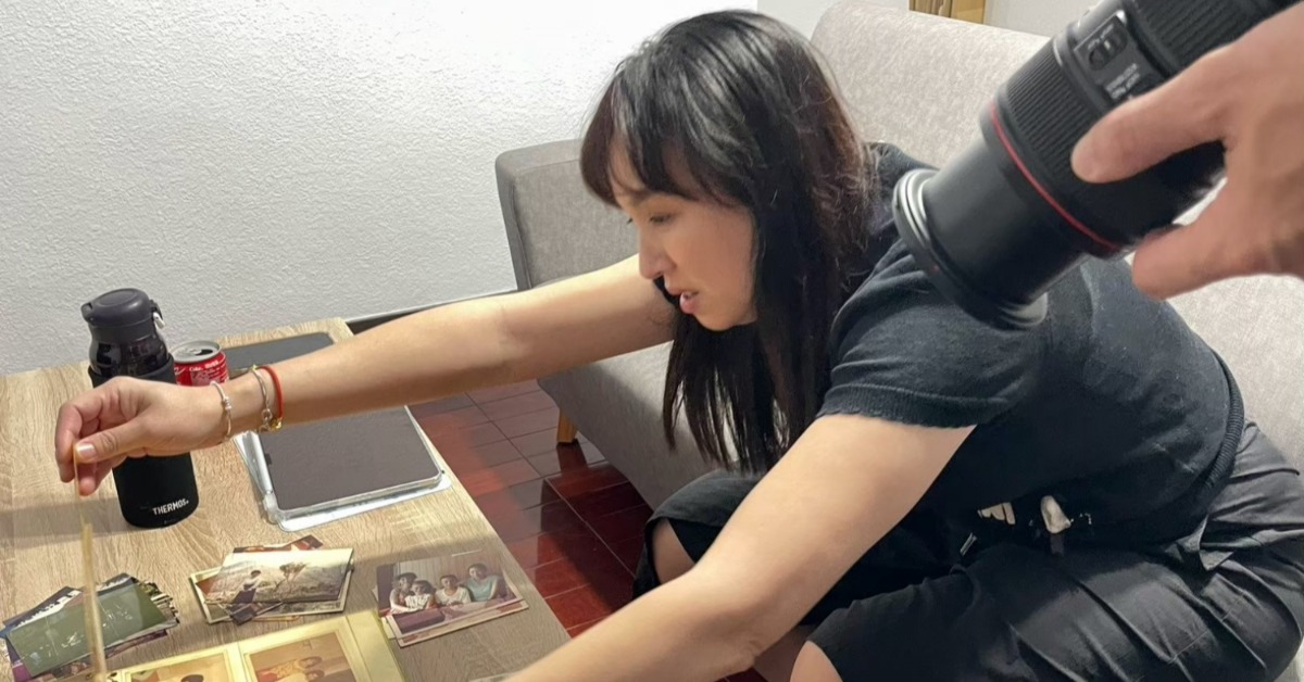 高菊花的女兒昭伶翻閱家庭老照片，回憶兒時跟母親的互動。（圖／野火樂集提供）