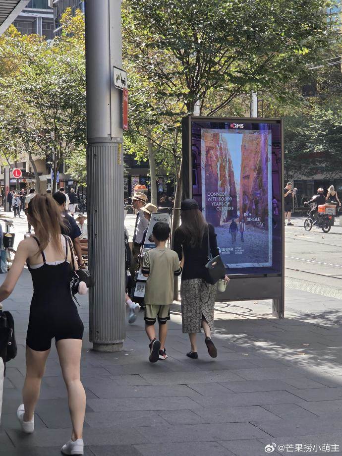 女星侯佩岑一家四口在雪梨被偶遇,間接打破<a href='https://star.ebc.net.tw/search/tags/離婚/' target='_blank'>離婚</a>傳言。(圖/翻攝自微博)