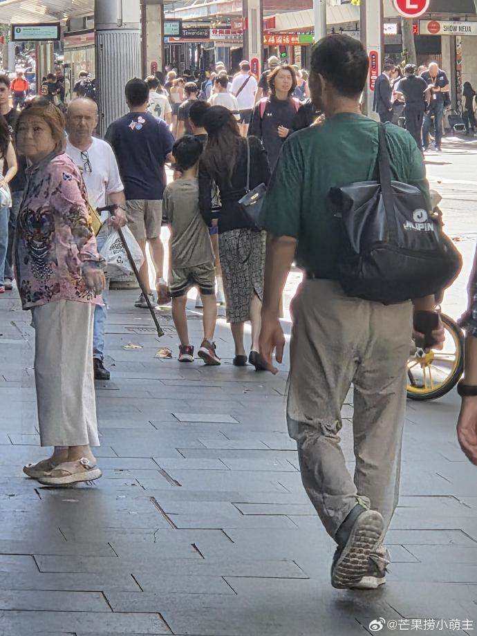 女星侯佩岑一家四口在雪梨被偶遇，間接打破離婚傳言。（圖／翻攝自微博）