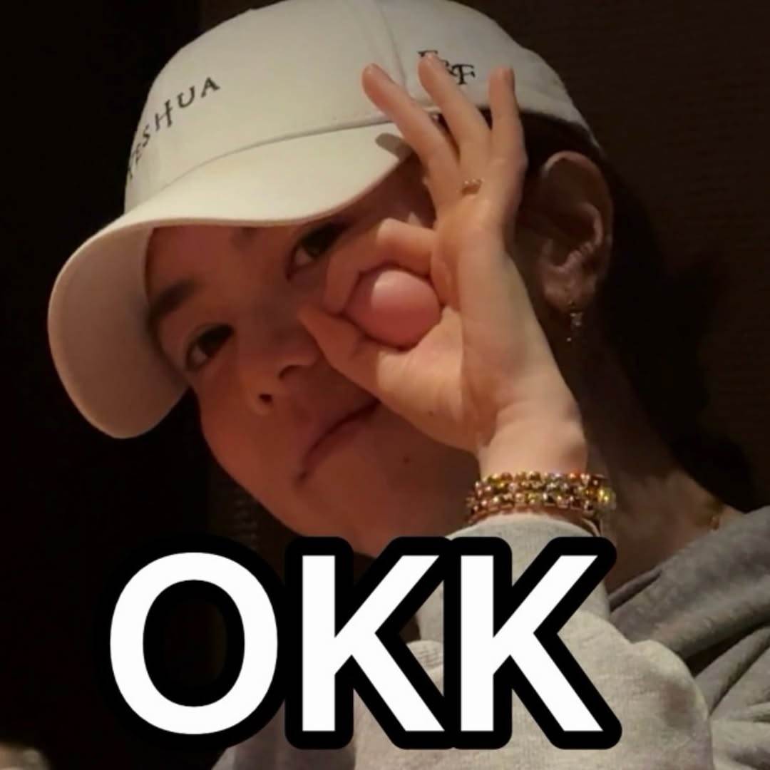 香港<a href='https://star.ebc.net.tw/search/tags/歌手/' target='_blank'>歌手</a>G.E.M.鄧紫棋分享比出OK的逗趣自拍。（圖／翻攝自鄧紫棋 IG）