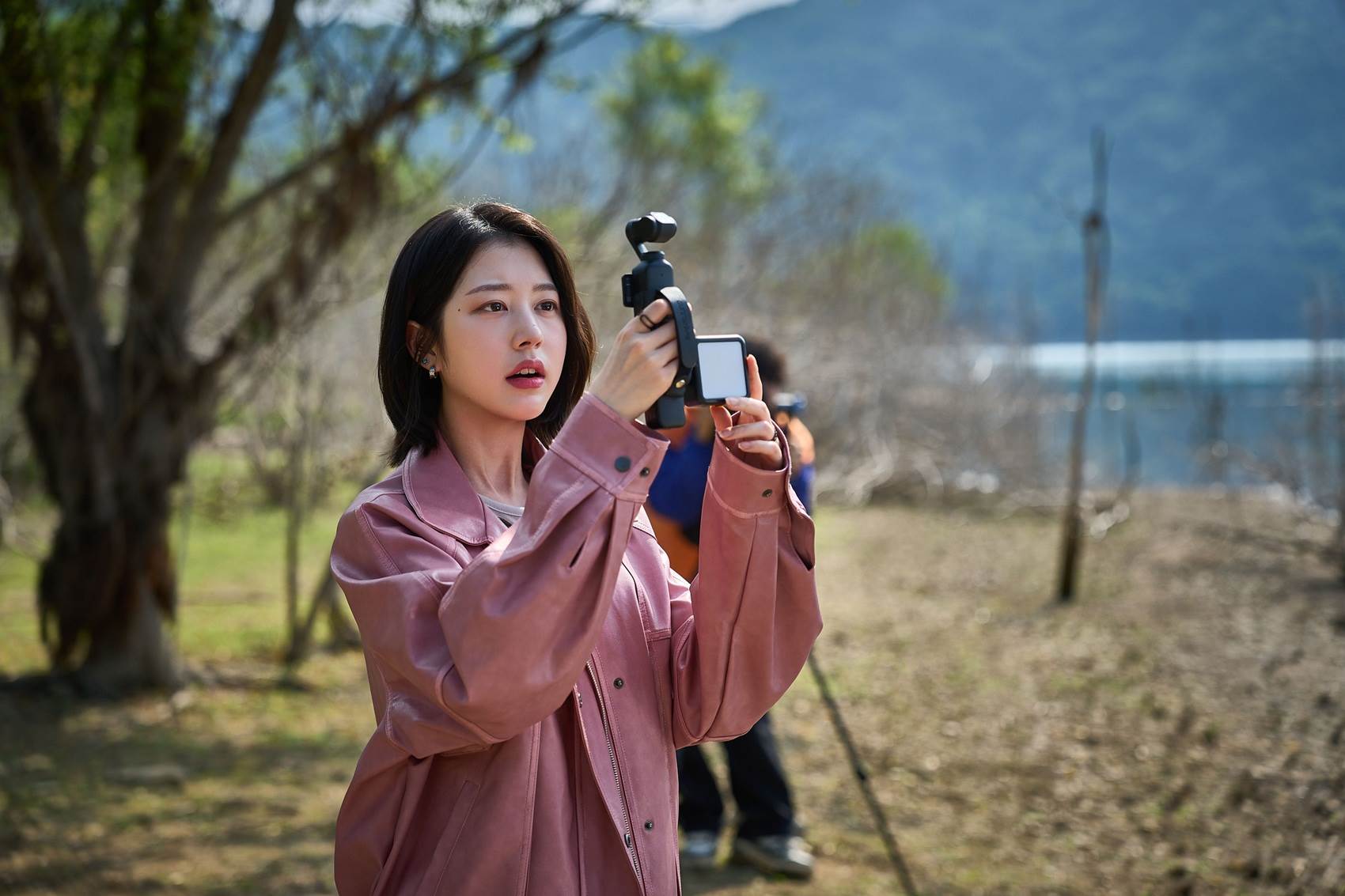 IVE成員張員瑛姊姊張多皒在《殺木池：鬼水禁地》中探訪禁忌凶地。（圖／車庫娛樂提供）