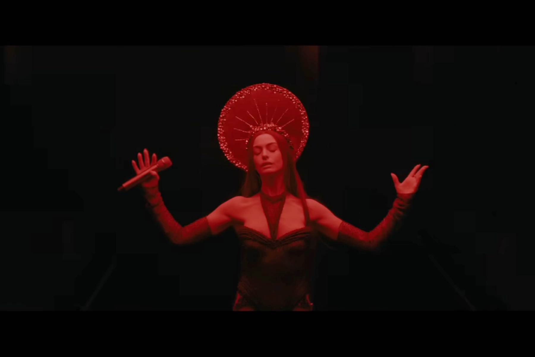 導演大衛羅利作為流行音樂粉絲，讓主角融合瑪丹娜等多位流行天后元素，圖為安海瑟薇。（圖／采昌國際多媒體）