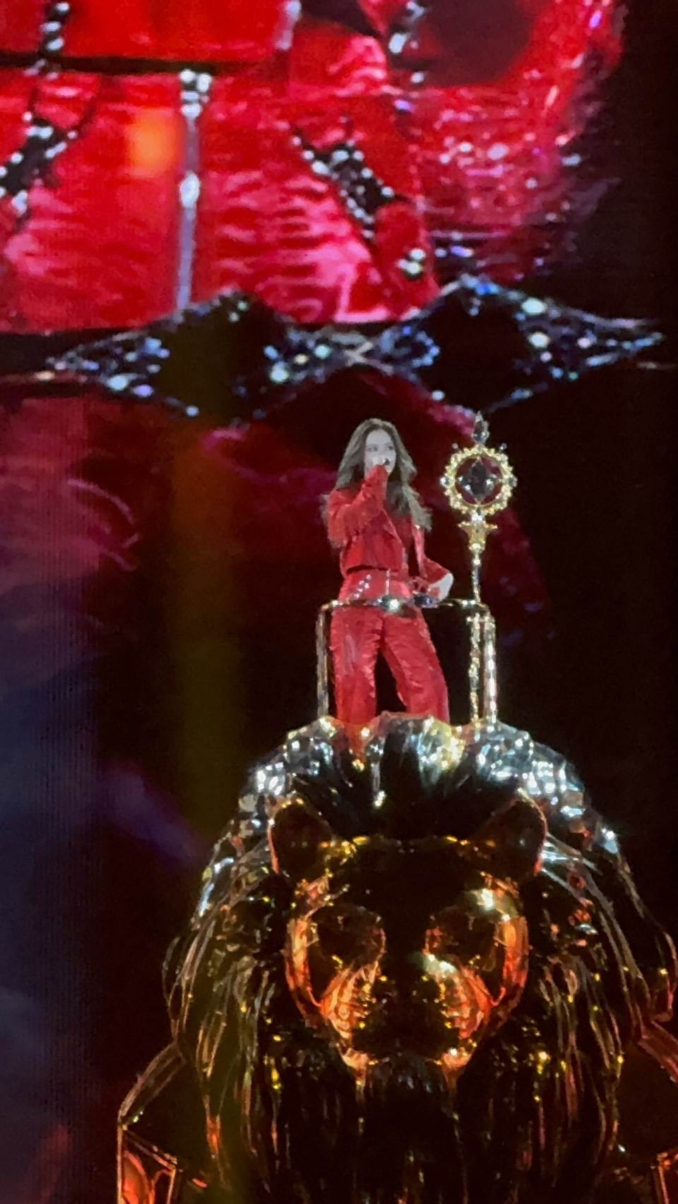 鄧紫棋騎著金色獅子上台。（圖／讀者提供）