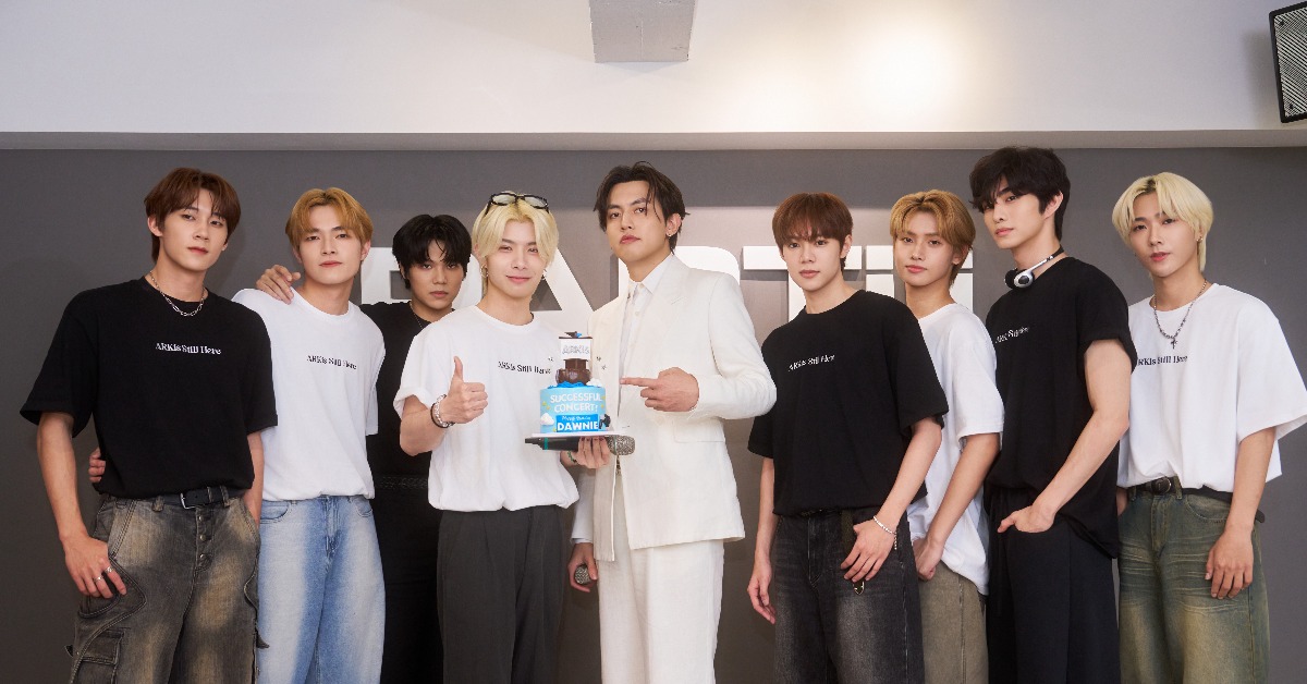 Vin（左起）、鄭彫秦、Mikey、李東翰、高有翔、Alex、李定、禾雁凱和黃崇峻與方舟蛋糕合影。（圖／量籽計畫提供）