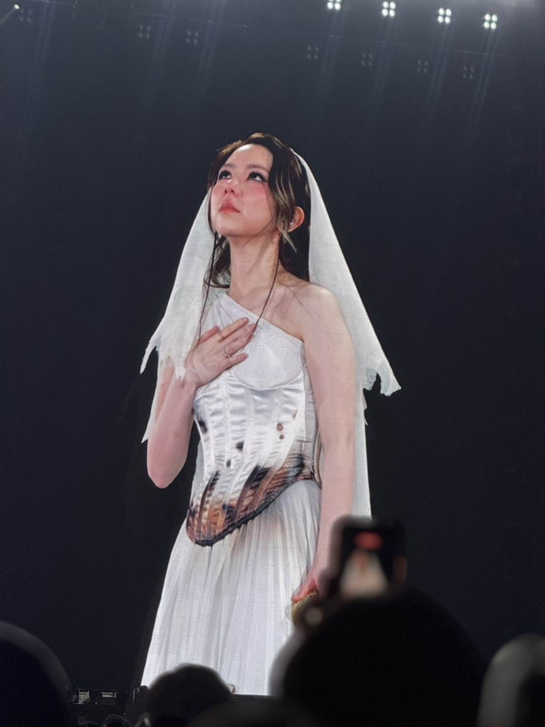 鄧紫棋沉醉在歌曲中忍不住淚流滿面。（圖／讀者提供）