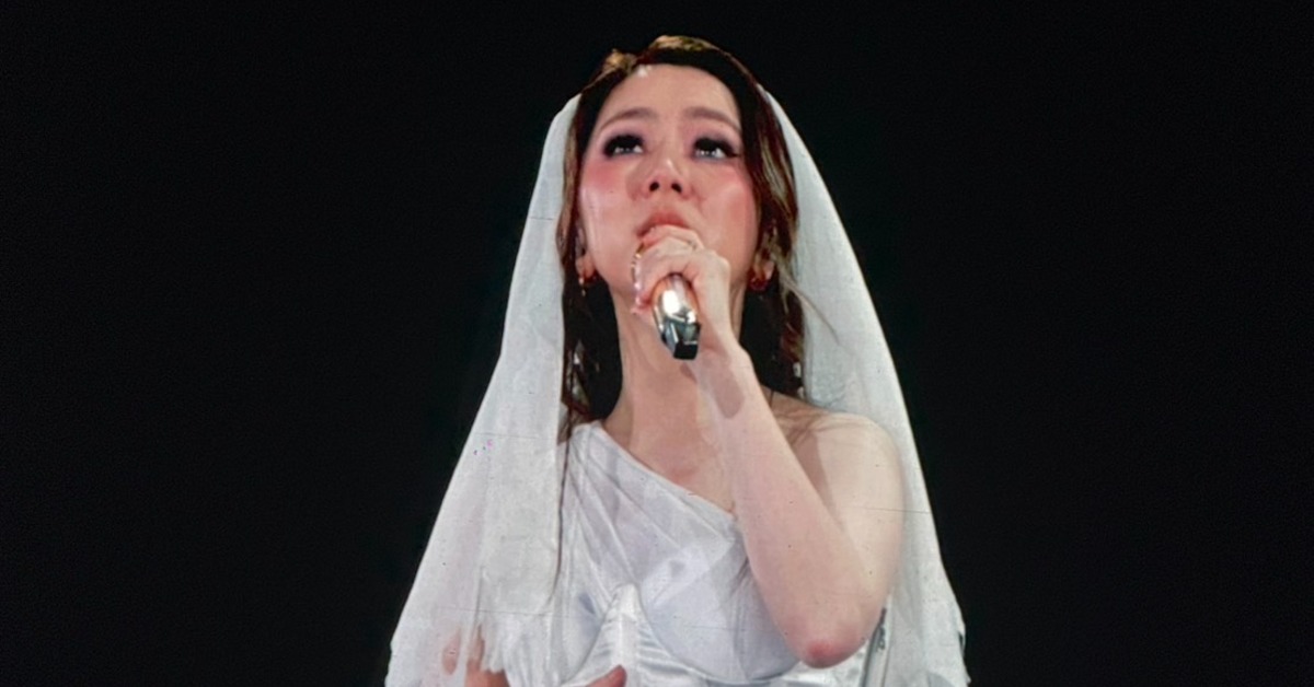 鄧紫棋在大巨蛋唱到〈amazing grace〉忍不住落淚啜泣。（圖／讀者提供）