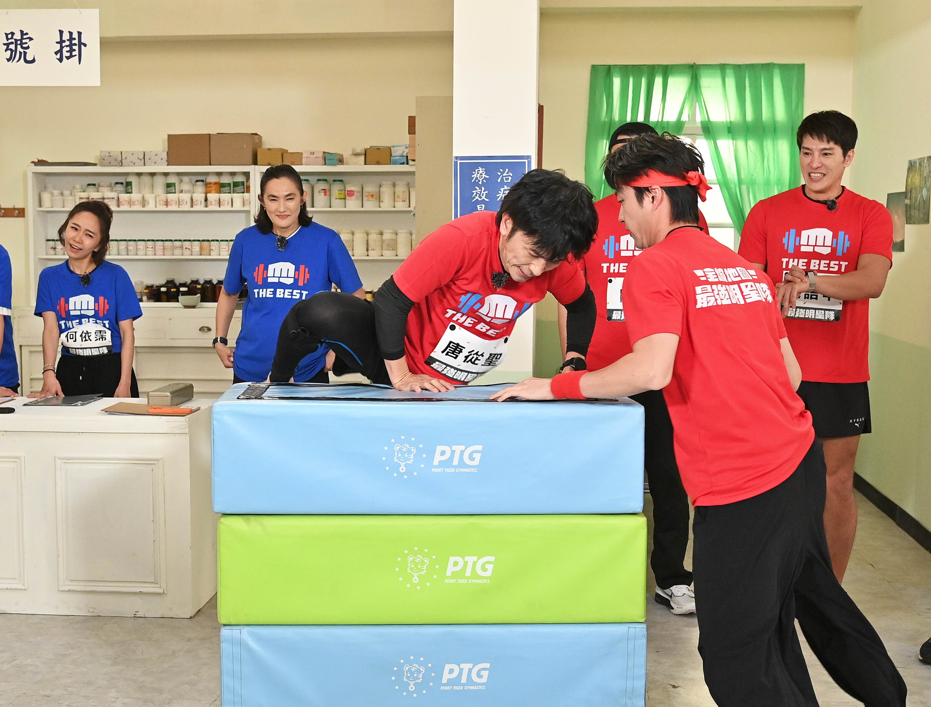 唐從聖（左三）挑戰跳箱摔倒出意外。（圖／《全城地圖：最強明星隊》提供）