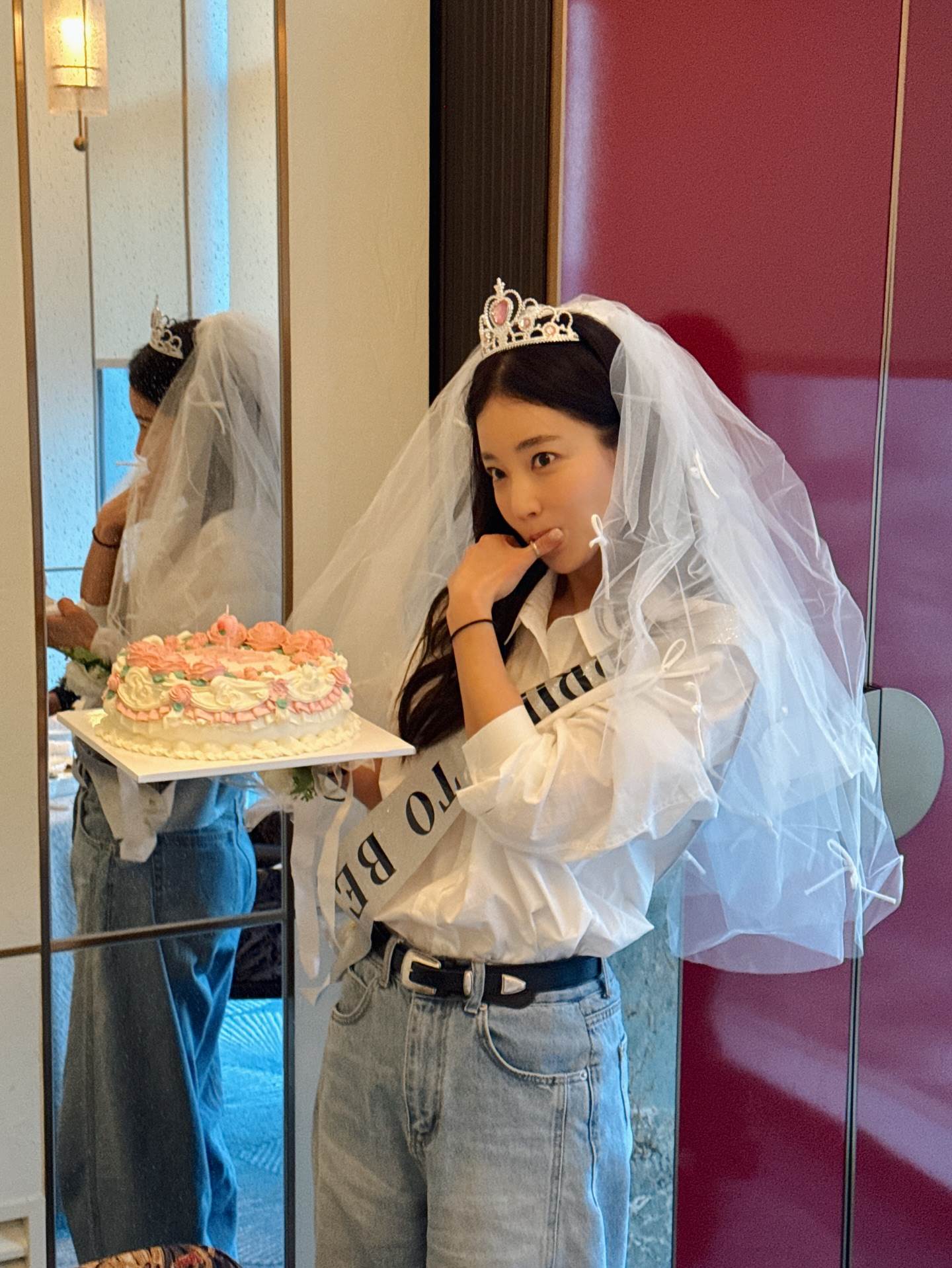 南韓女星奇恩世（기은세，箕恩世）<a href='https://star.ebc.net.tw/search/tags/慶生/' target='_blank'>慶生</a>照被發現背帶寫著「BRIDE TO BE（準新娘）」，被誤會宣布再婚消息。（圖／翻攝自奇恩世 IG）