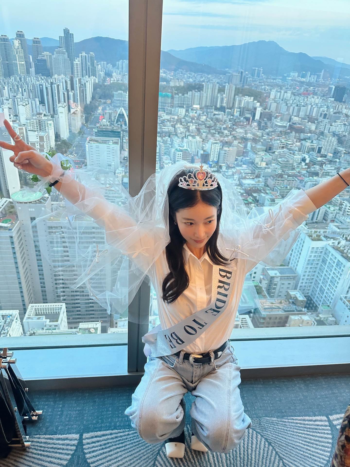 南韓女星奇恩世（기은세，箕恩世）慶生照被發現背帶寫著「BRIDE TO BE（準新娘）」，被誤會宣布再婚消息。（圖／翻攝自奇恩世 IG）