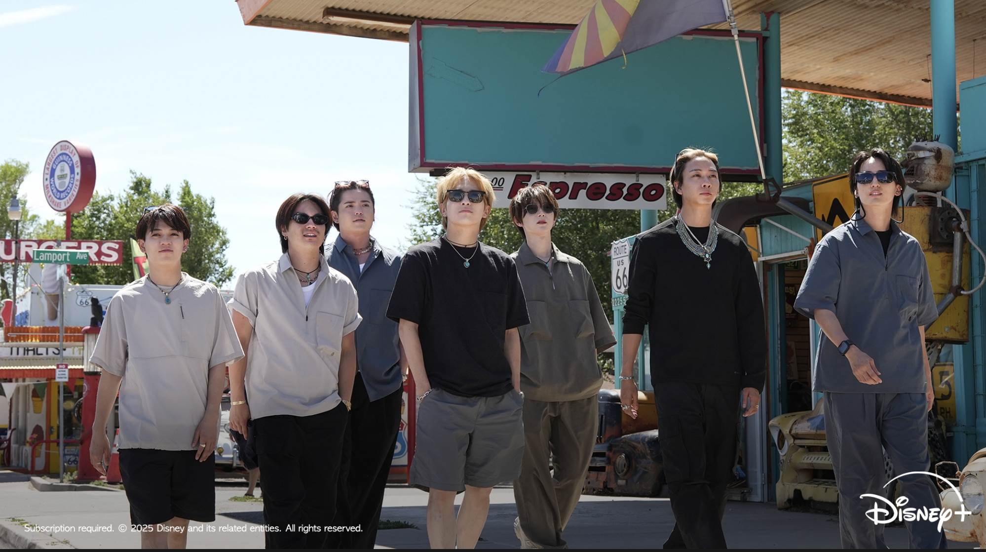 日本男團Travis Japan推出實境秀節目《Travis Japan 到美國放暑假》。（圖／Disney+提供）