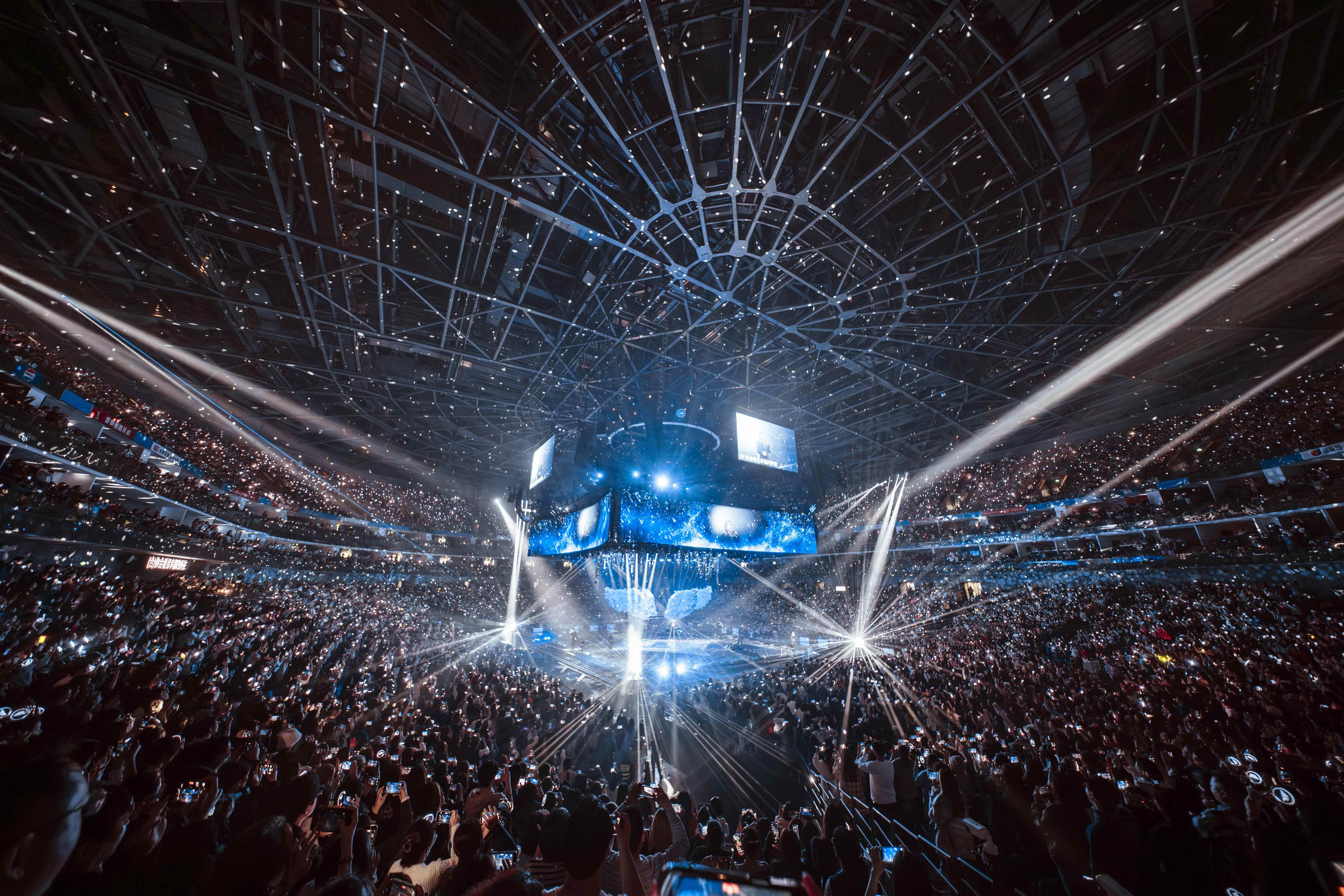 《F✦FOREVER恆星之城》四芒星專屬舞台，讓言承旭、吳建豪、周渝民、五月天阿信與每一位歌迷近距離。（圖／相信音樂提供）