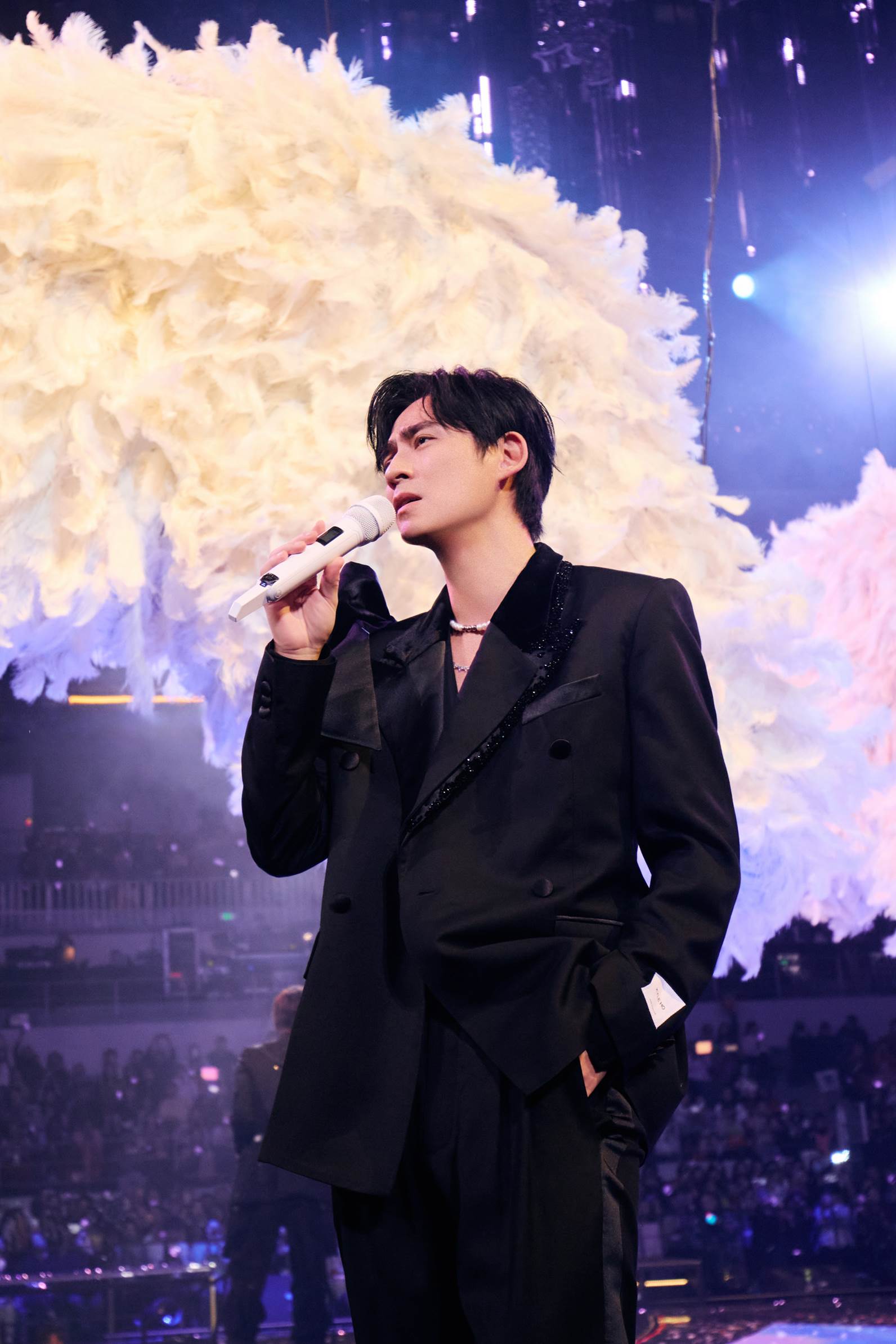 《F✦FOREVER恆星之城》周渝民以細膩演出詮釋經典歌曲〈最特別的存在〉、〈愛在愛你〉，並帶來新曲〈誰給我的勇氣〉、〈Tell Me Why〉。（圖／相信音樂提供）