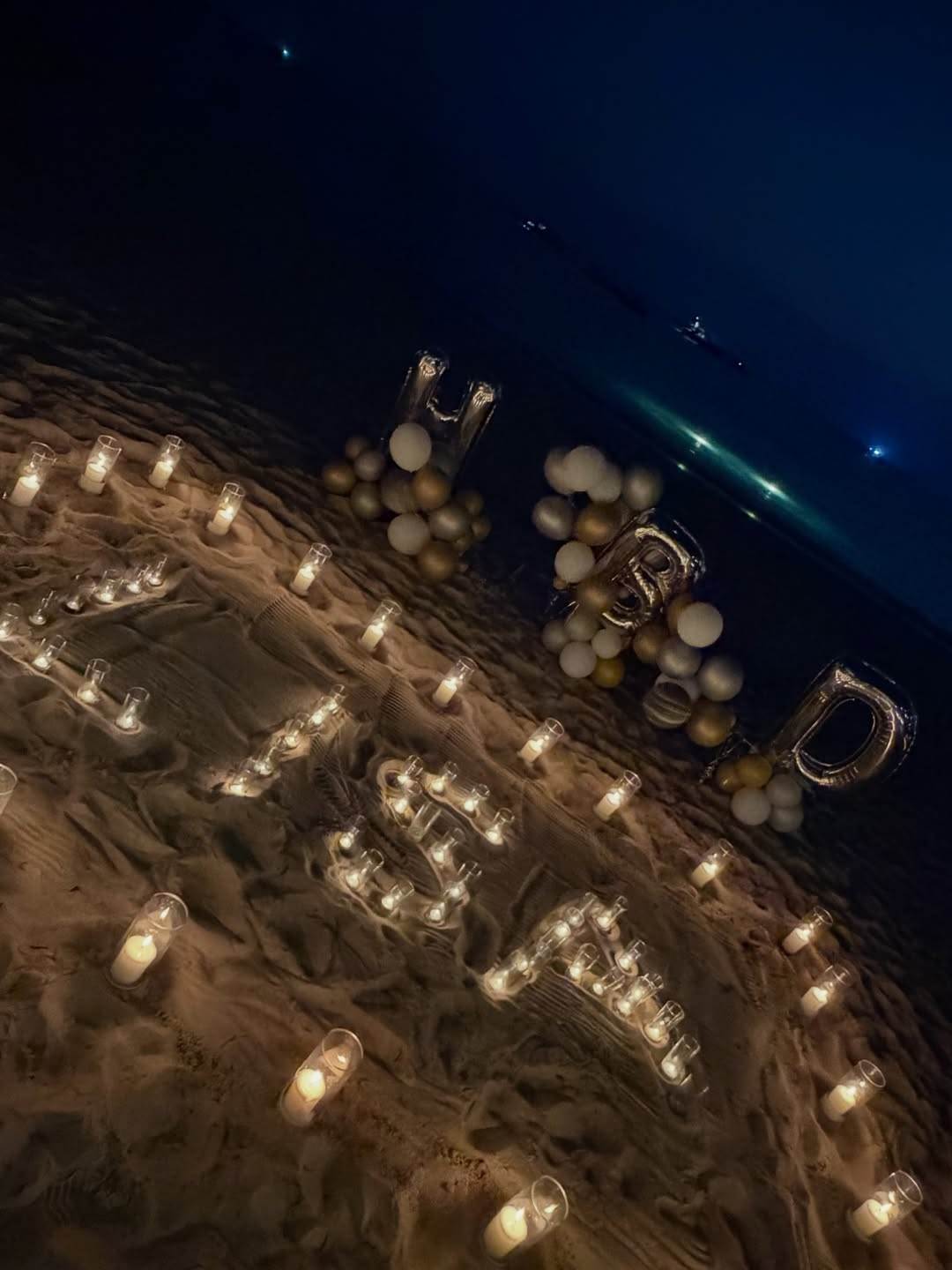 泰星彭提瓦特唐萬查洛（Pongtiwat Tangwancharoen）為Lisa慶生，還以蠟燭排出的「Lisa」字樣。（圖／翻攝自彭提瓦特唐萬查洛 IG）