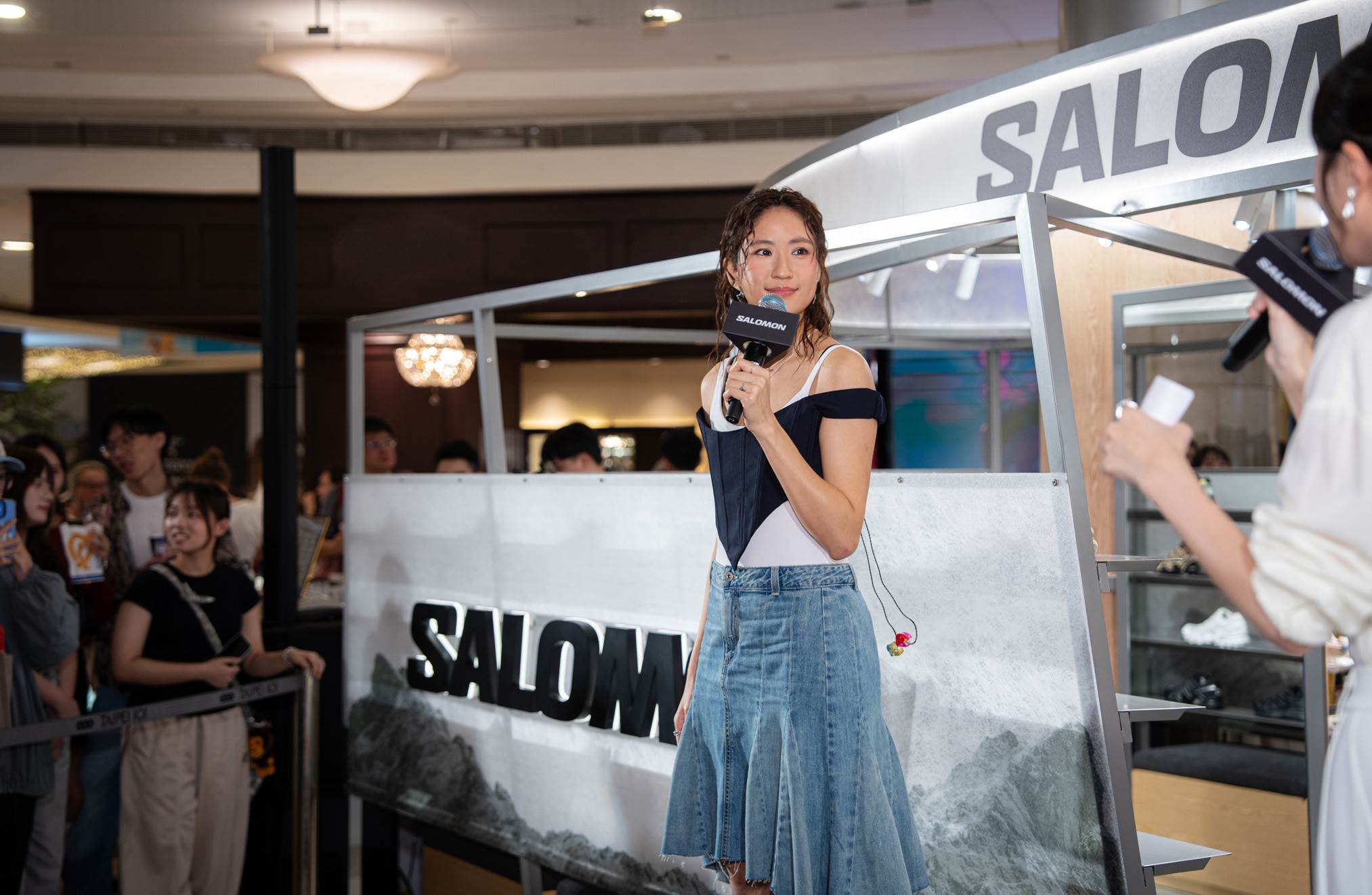 歌手9m88受品牌之邀現身台北101購物中心，還帶來〈輕輕放下〉的演出。（圖／SALOMON TAIWAN提供）
