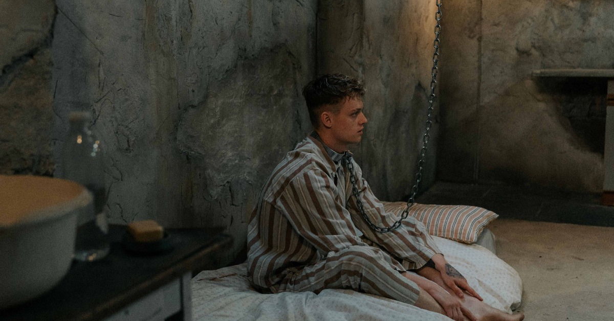 《你罪乖》19歲青年慘被鐵鍊栓頸關地下室。（圖／CATCHPLAY+）