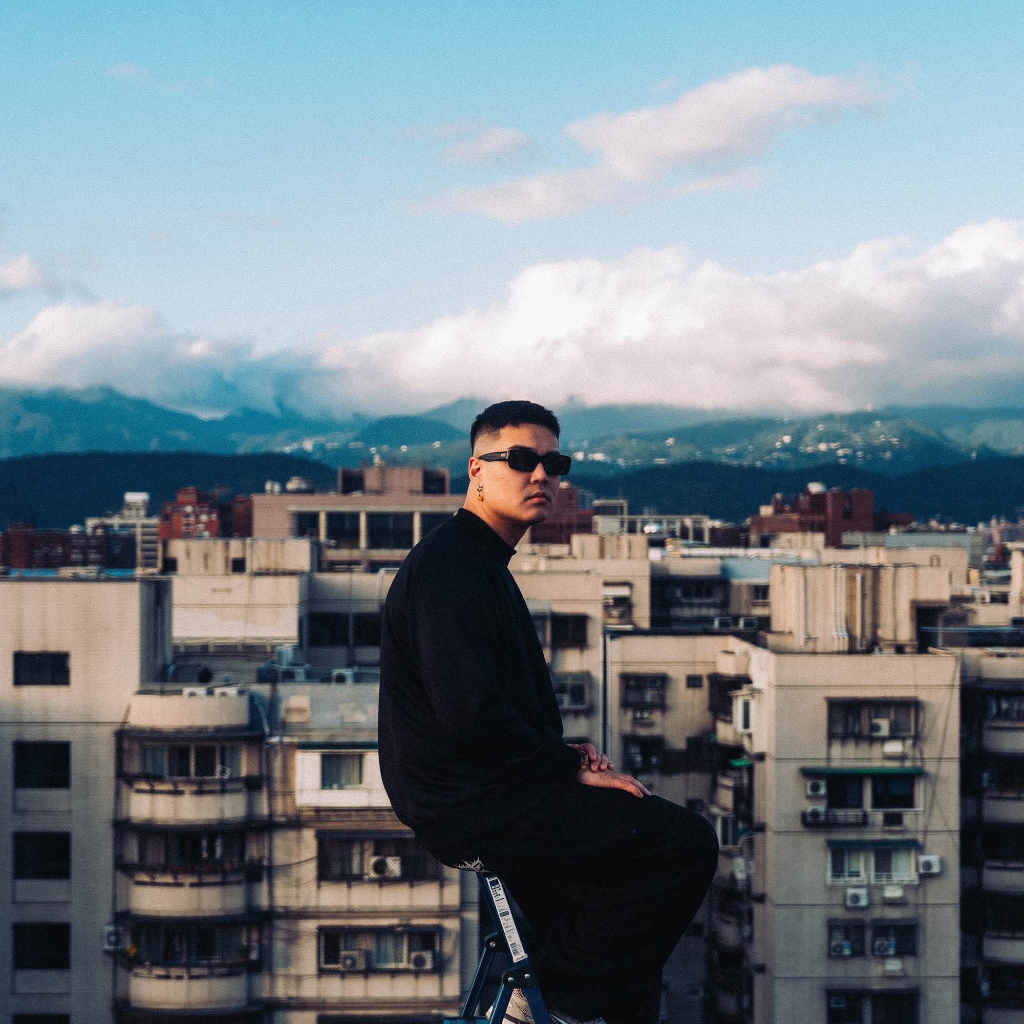 音樂人BRADD專輯封面首度以正臉入鏡，展現出最貼近真實自我的樣貌。（圖／BRADD提供）