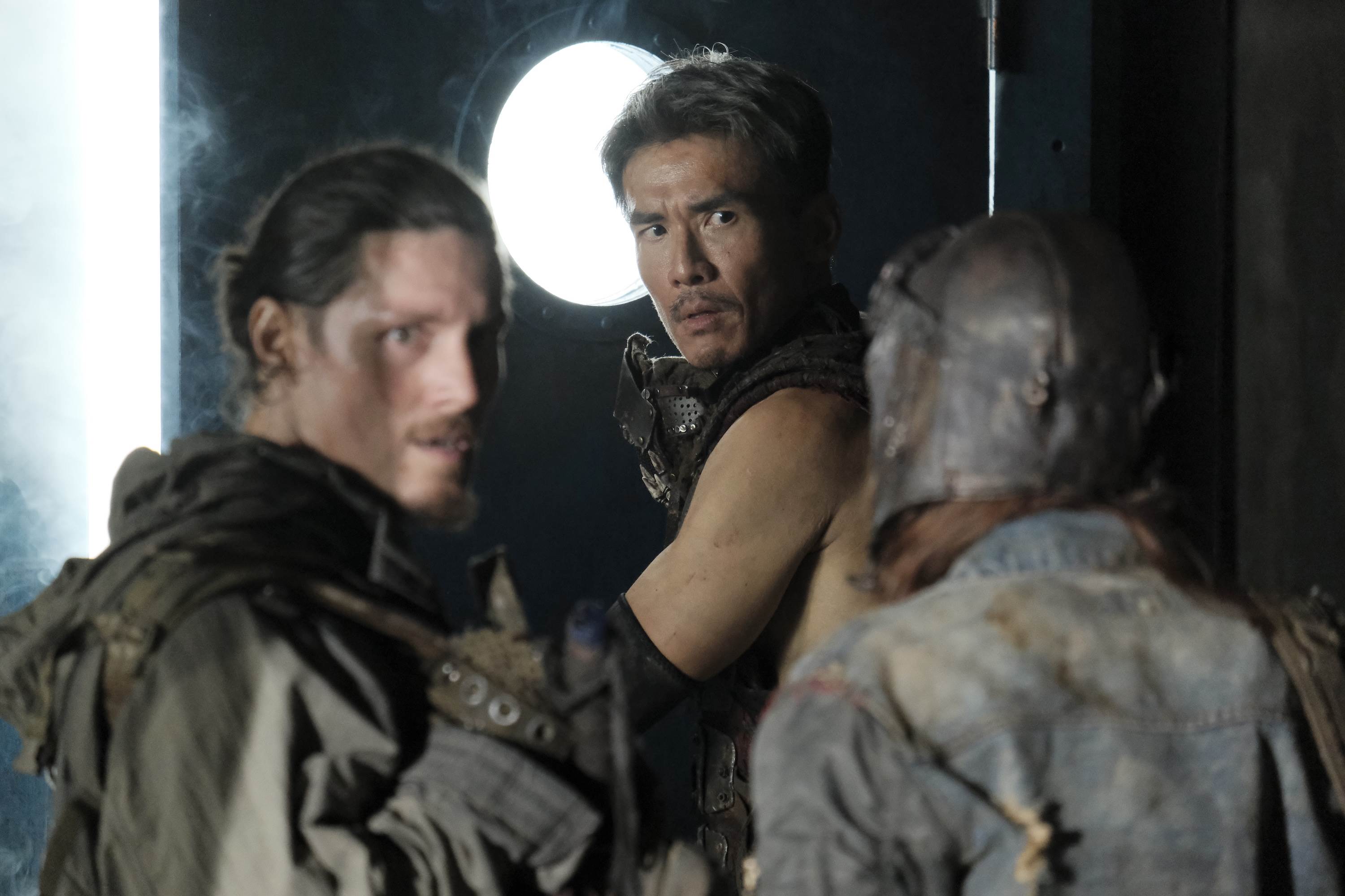 楊一展一邊尋找寶物、一邊躲避怪物追擊。（圖／殺戮天使電影）