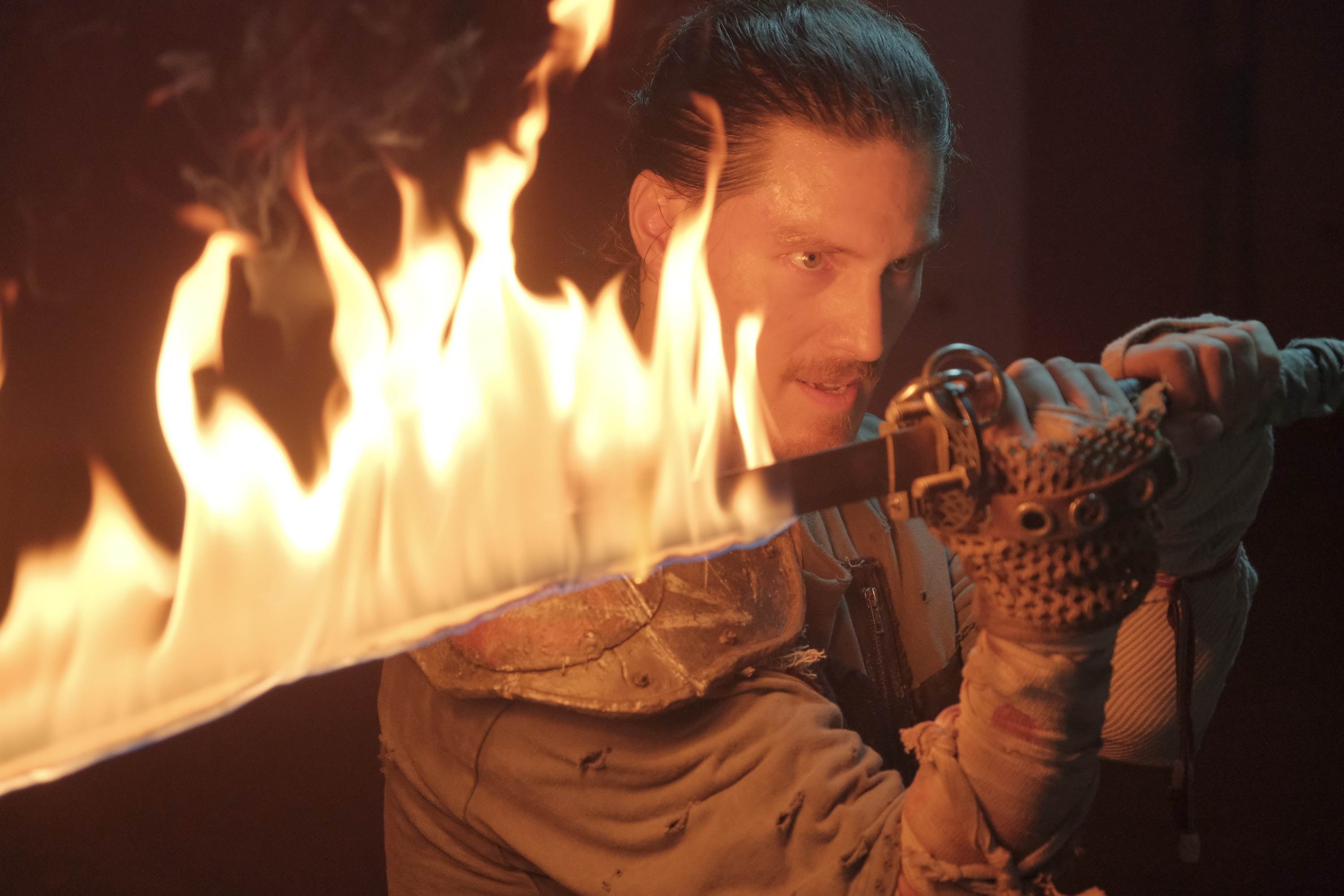 周厚安近身肉搏怪物。（圖／殺戮天使電影）