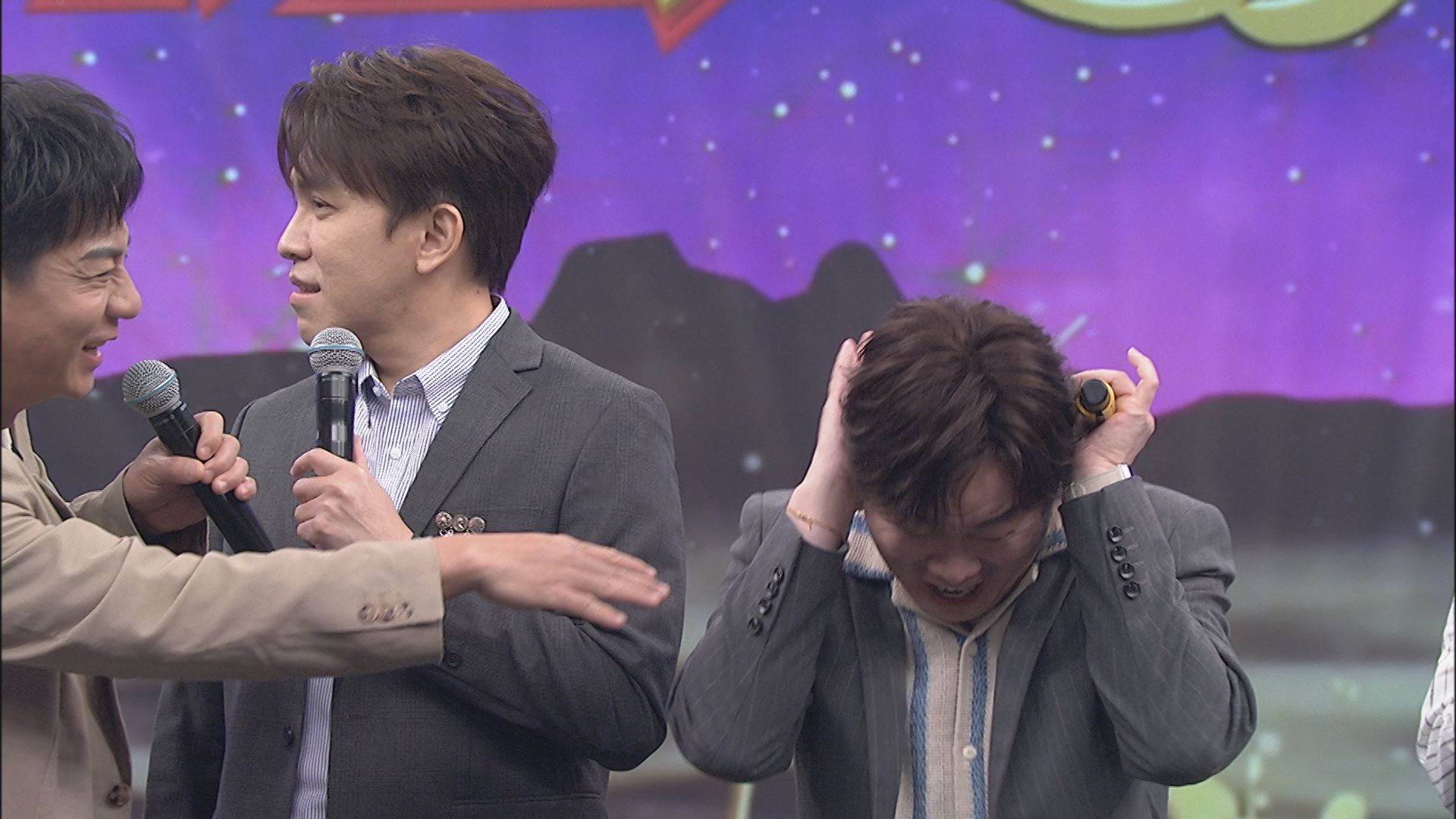 康康說錯話被群起圍攻，寡不敵眾只好抱頭求饒。（圖／中視提供）