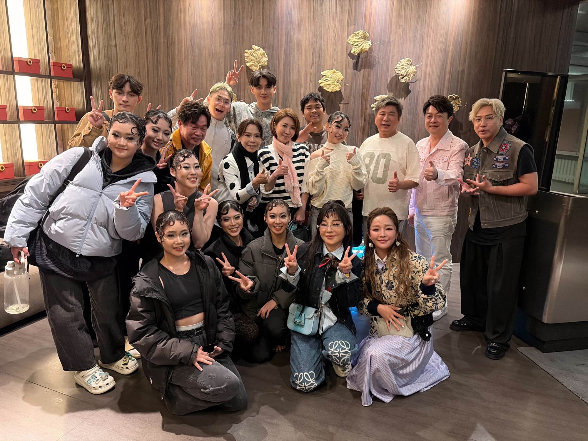 胡瓜在演唱會後慶功宴上鼓勵璽皓繼續努力。（圖／懸浮提供）