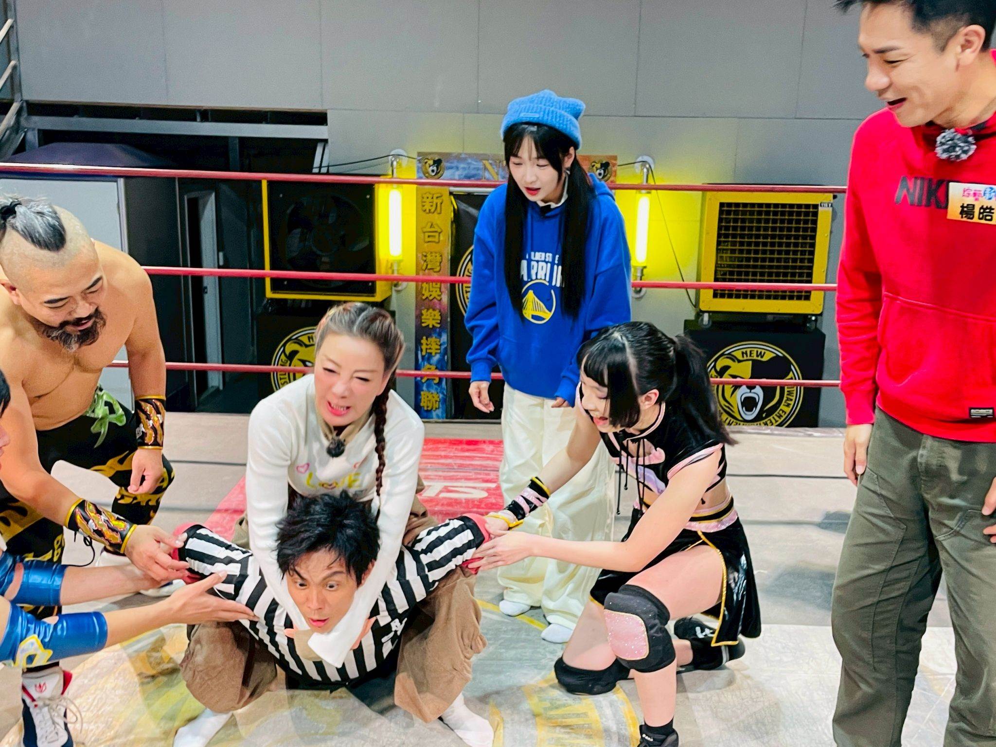 楊繡惠從後方勒阿翔的脖子。（圖／民視提供）