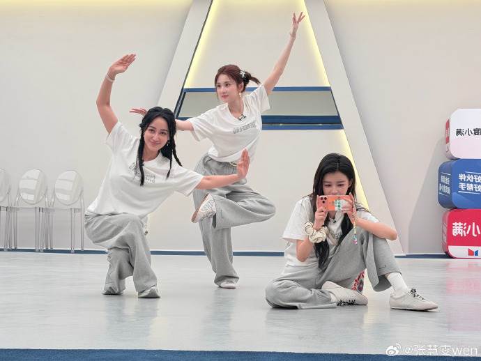 中國女星趙子琪《乘風2026》第一次公演和<a href='https://star.ebc.net.tw/search/tags/孫怡/' target='_blank'>孫怡</a>、<a href='https://star.ebc.net.tw/search/tags/張慧雯/' target='_blank'>張慧雯</a>一組。（圖／翻攝自微博）