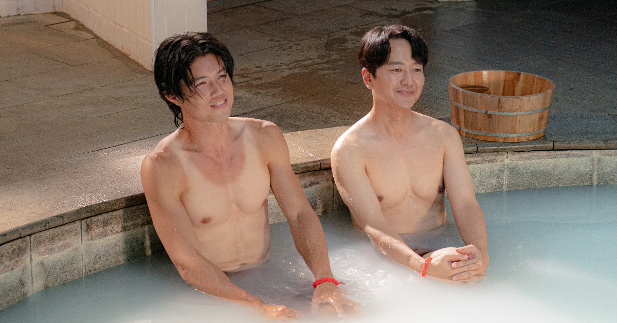 張耀仁(左)因長時間泡湯拍攝，背部因此起疹子。（圖／客家電視）