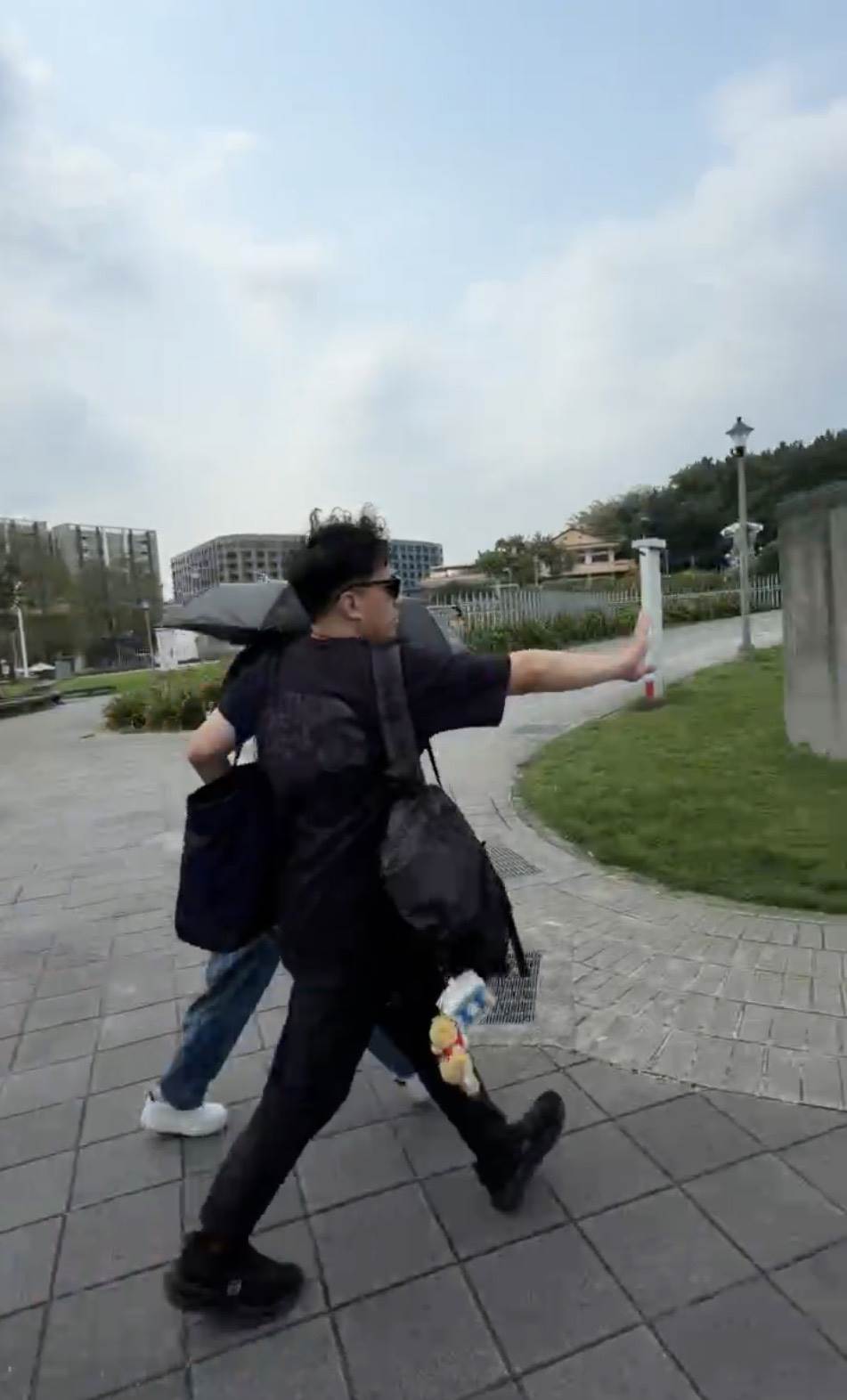 朱海君在工作人員攙扶下快步離去。（圖／東森娛樂）