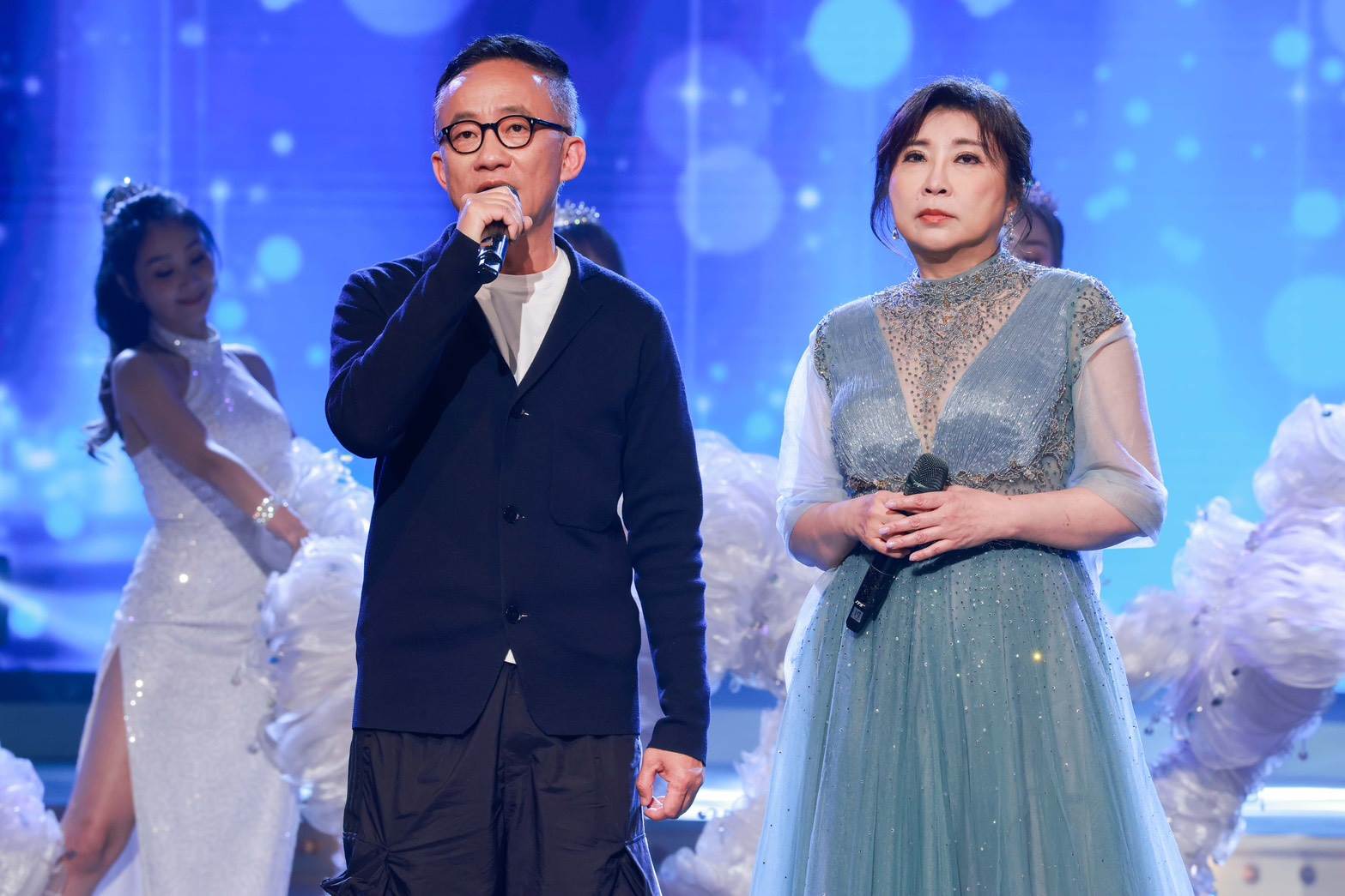 許常德與陳思安獻唱經典歌曲。（圖／民視提供）