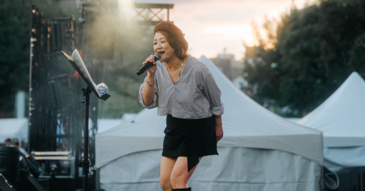 演唱經典動畫《真珠美人魚》歌曲的歌手梁世韻。（圖／文化大學學生會提供）