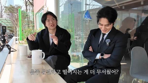 南韓樂團Click-B成員金相赫（김상혁）被張成奎詢墜樓可怕、還是酒駕消失可怕，兩人最後以大笑化解尷尬。（圖／翻攝自만리장성규 YouTube）