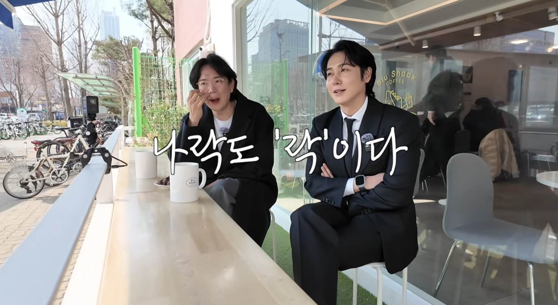 南韓樂團Click-B成員金相赫（김상혁）被張成奎詢墜樓可怕、還是酒駕消失可怕，兩人最後以大笑化解尷尬。（圖／翻攝自만리장성규 YouTube）