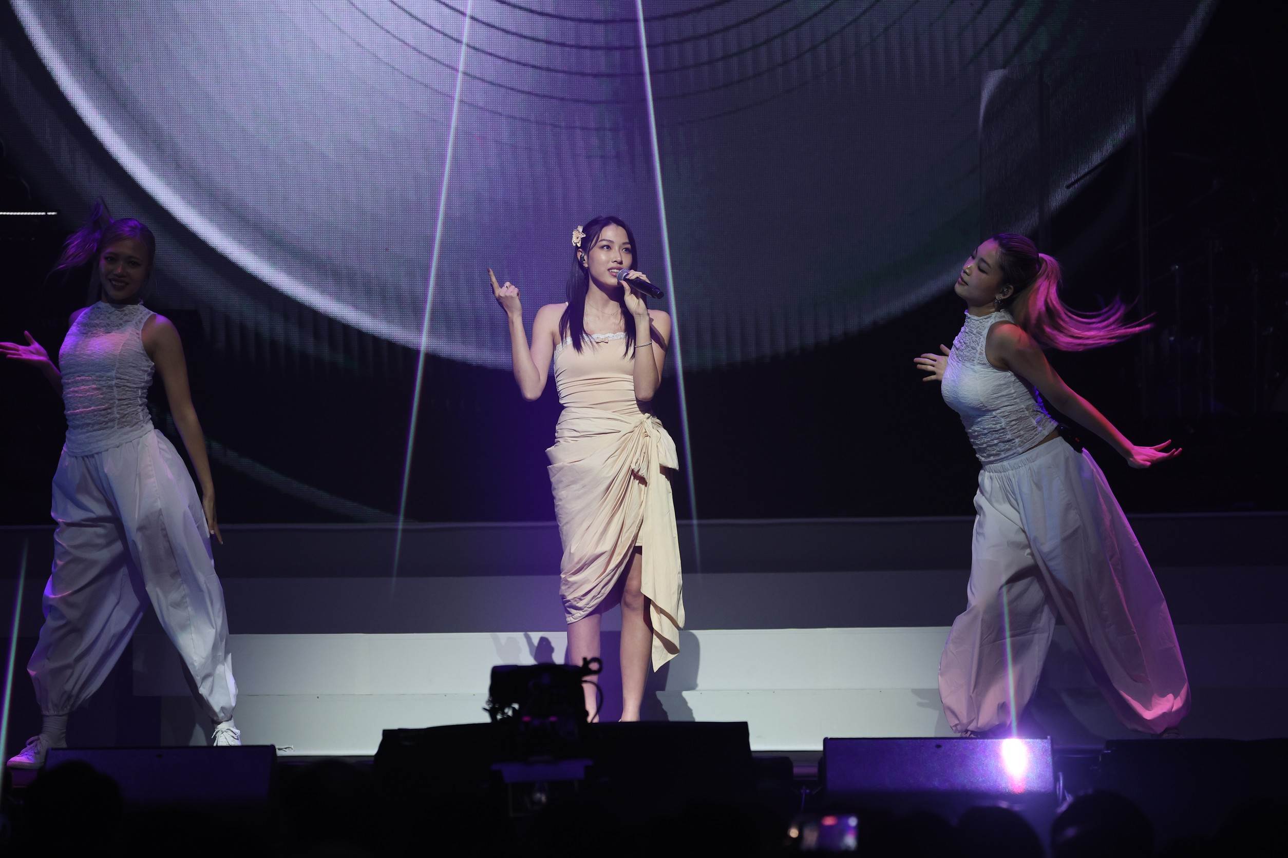 游宇潼獨自演繹父女合作的曲目。（圖／東森娛樂）