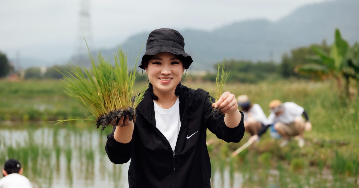 鄭智善初次來到台灣參與插秧體驗。（圖／TVBS提供）