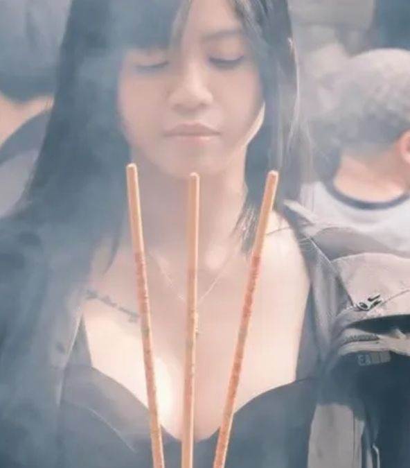 馬來西亞<a href='https://star.ebc.net.tw/search/tags/網美/' target='_blank'>網美</a>Junee去寺廟參拜,穿著暴露、沒有點香,不誠心的擺拍惹議。(圖/翻攝自Threads)