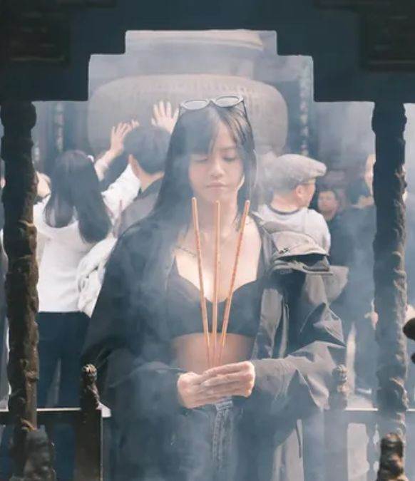 馬來西亞網美Junee去寺廟參拜，穿著暴露、沒有點香，不誠心的擺拍惹議。（圖／翻攝自Threads）