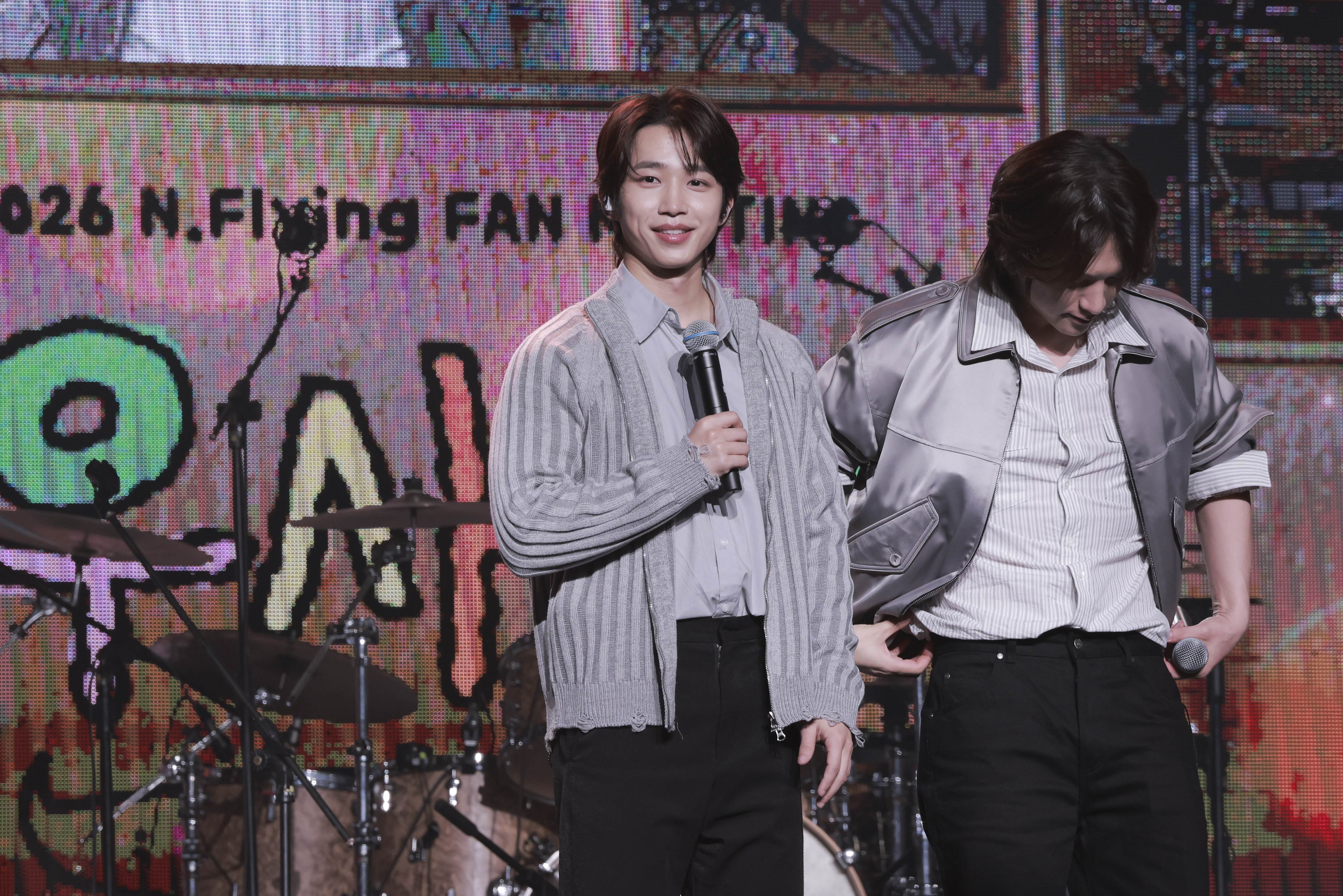 南韓樂團N.Flying徐東成演唱〈Timeline〉，以溫柔細膩的聲線帶領觀眾沉浸在專屬於他的音樂情緒之中。（圖／SHOWOFFICE提供）