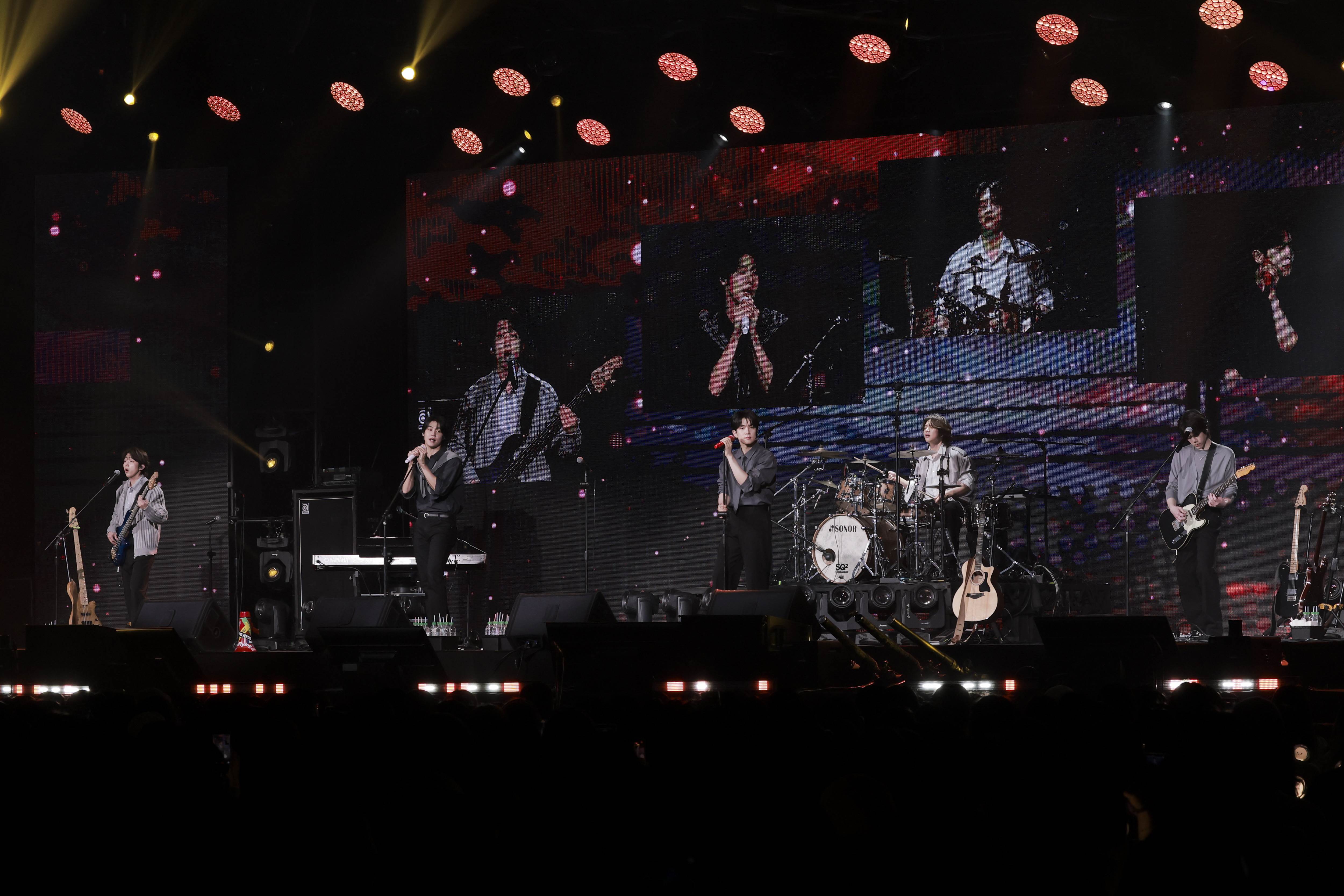 南韓樂團N.Flying翻唱經典中文歌曲，讓粉絲感動不已。（圖／SHOWOFFICE提供）