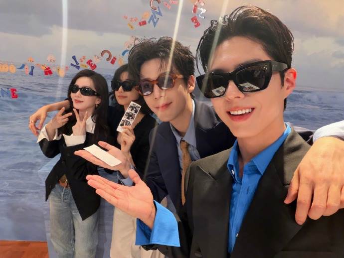 韓國男星朴寶劍和中國藝人劉詩詩、王安宇、孫千在活動上自拍玩得十分開心。（圖／翻攝自劉詩詩、朴寶劍微博）