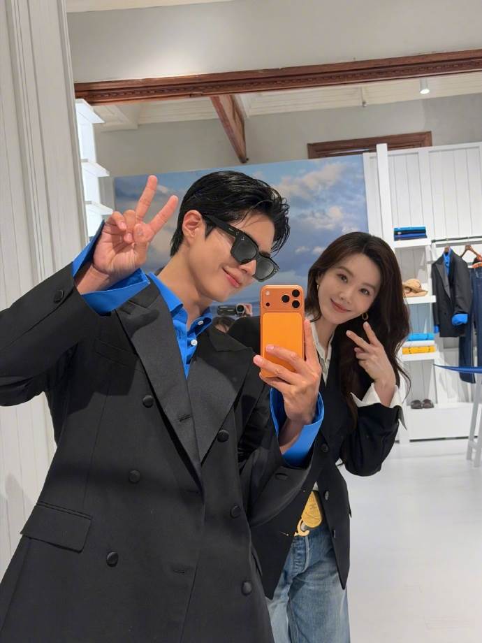 韓國男星朴寶劍和劉詩詩對鏡自拍。（圖／翻攝自朴寶劍IG）