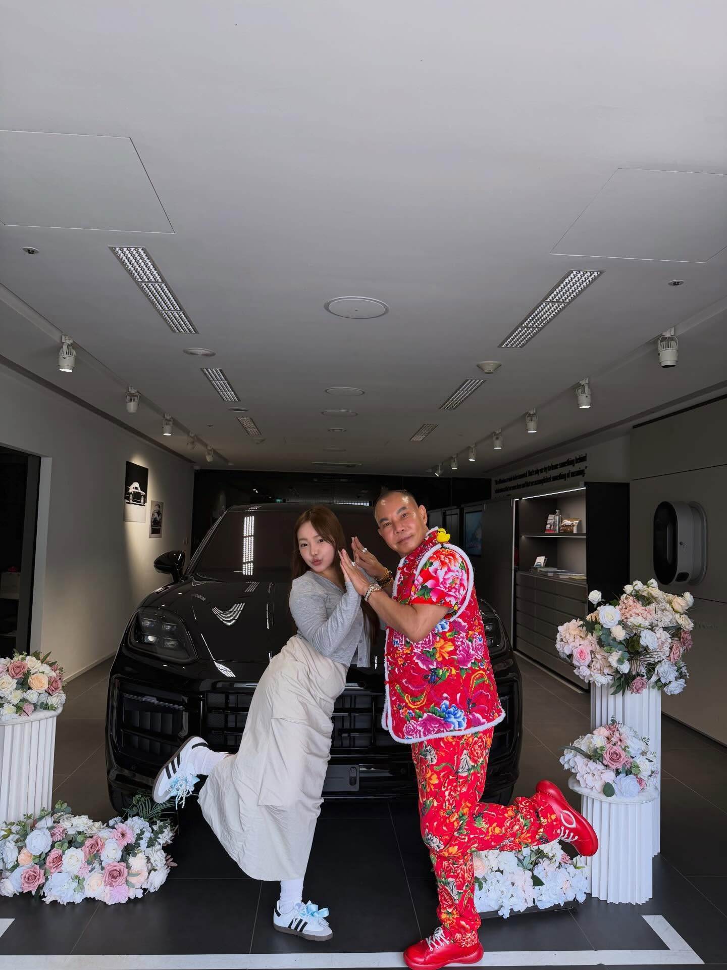 「竹北吊車大王」胡漢龑曬女兒開始經驗社群帳號，也曬出多張父女合照。（圖／翻攝自cranedoll__98 IG）