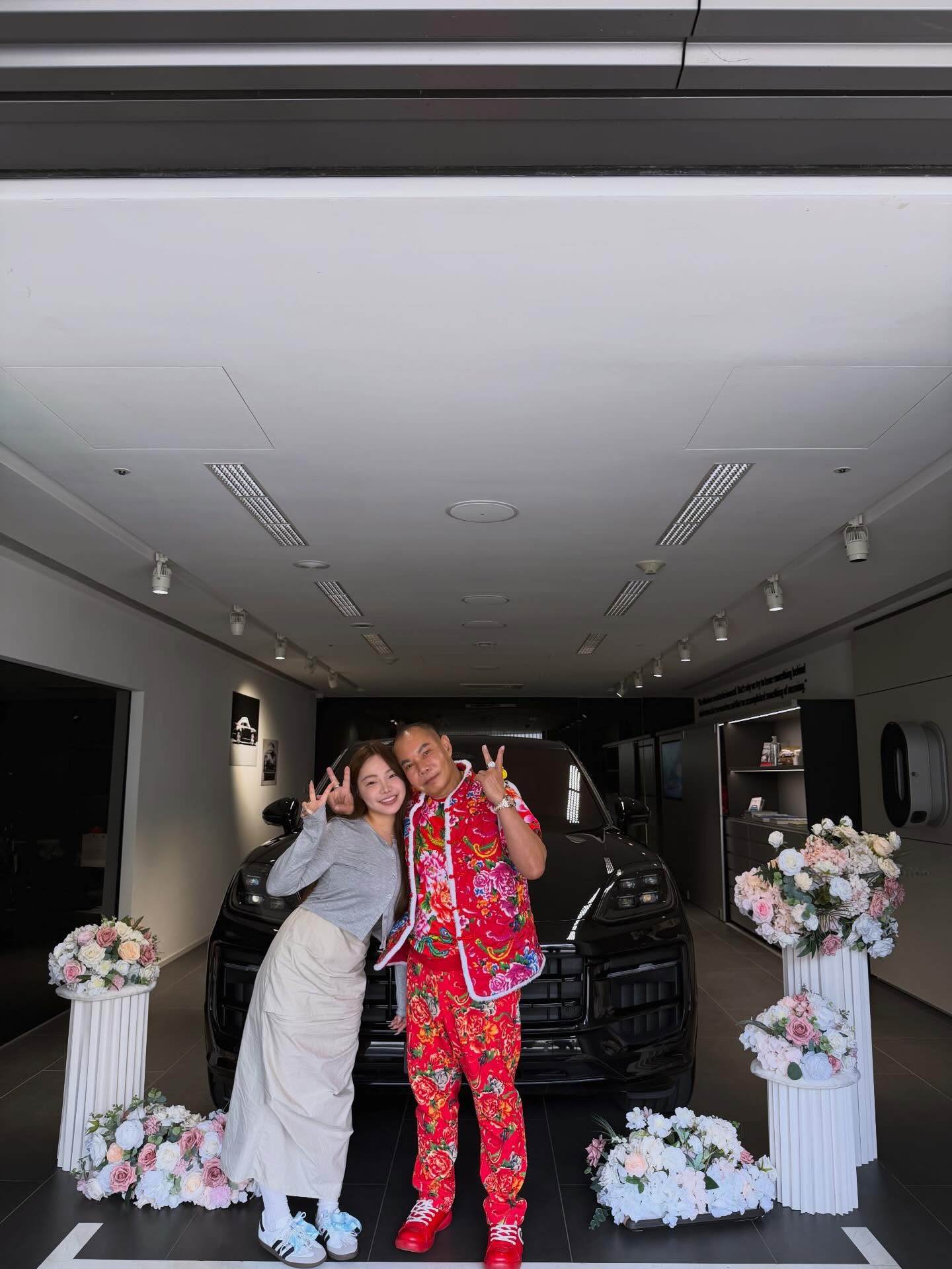 「竹北吊車大王」胡漢龑曬女兒開始經驗社群帳號，也曬出多張父女合照。（圖／翻攝自cranedoll__98 IG）