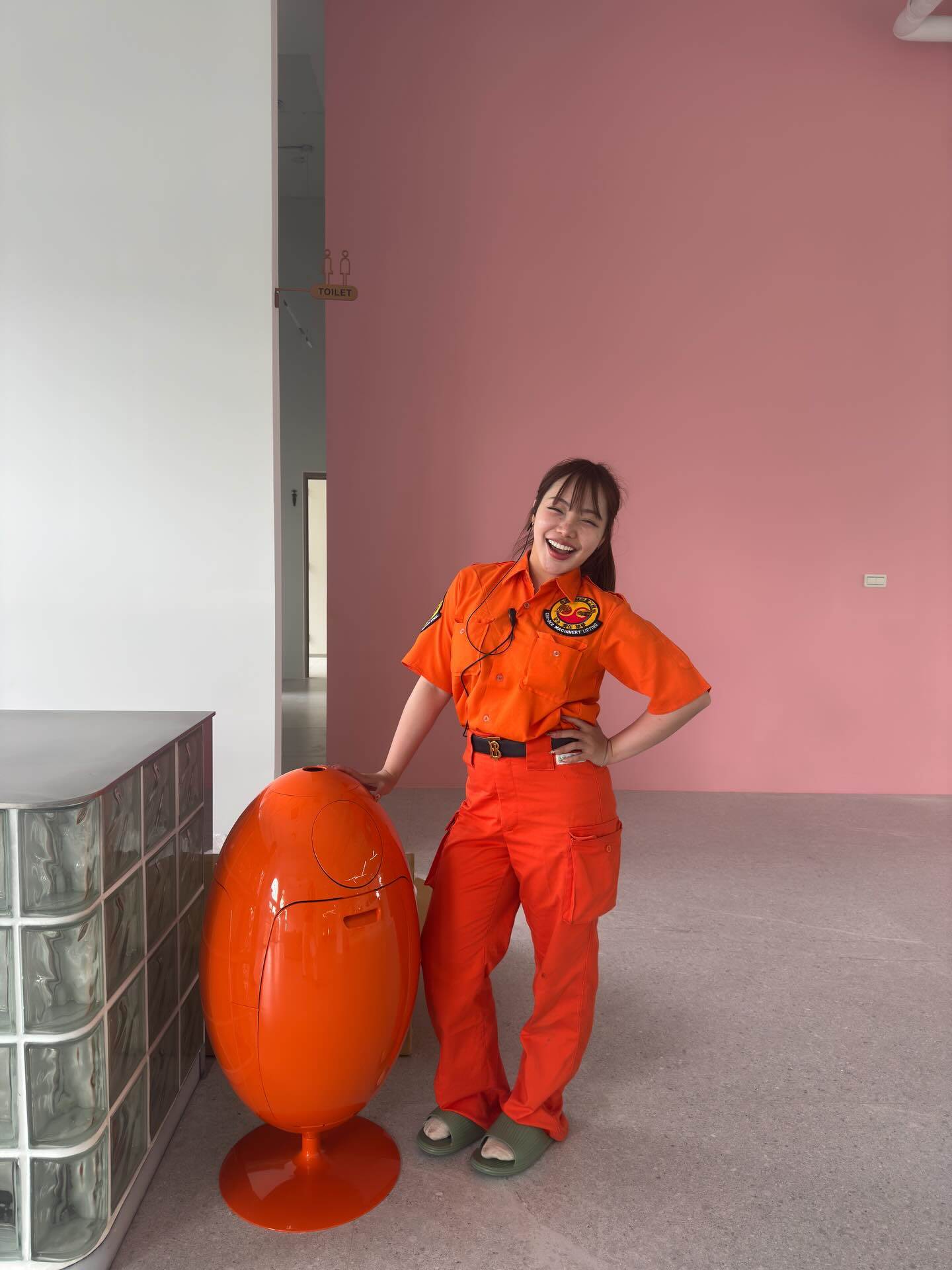 「竹北吊車大王」胡漢龑曬女兒身穿啟德機械起重工程的制服，被猜測也是在父親公司工作。（圖／翻攝自cranedoll__98 IG）