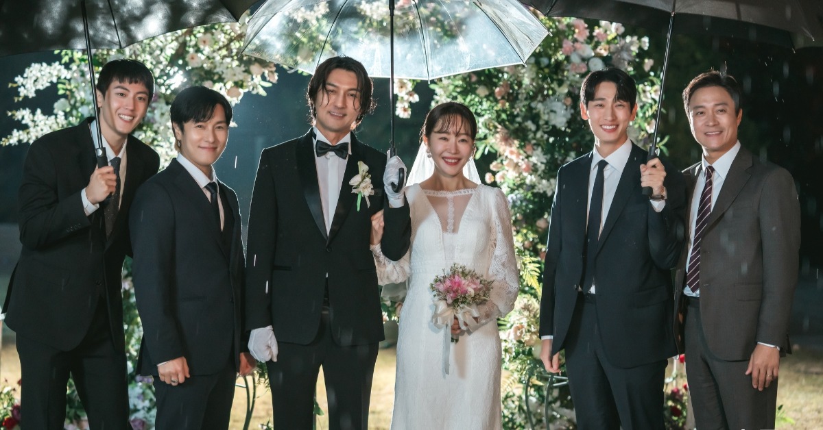 韓劇《拜託老鷹5兄弟》嚴志媛（圖右三）新婚10天老公意外離世，扛起家業照顧小叔。（圖／八大電視提供）