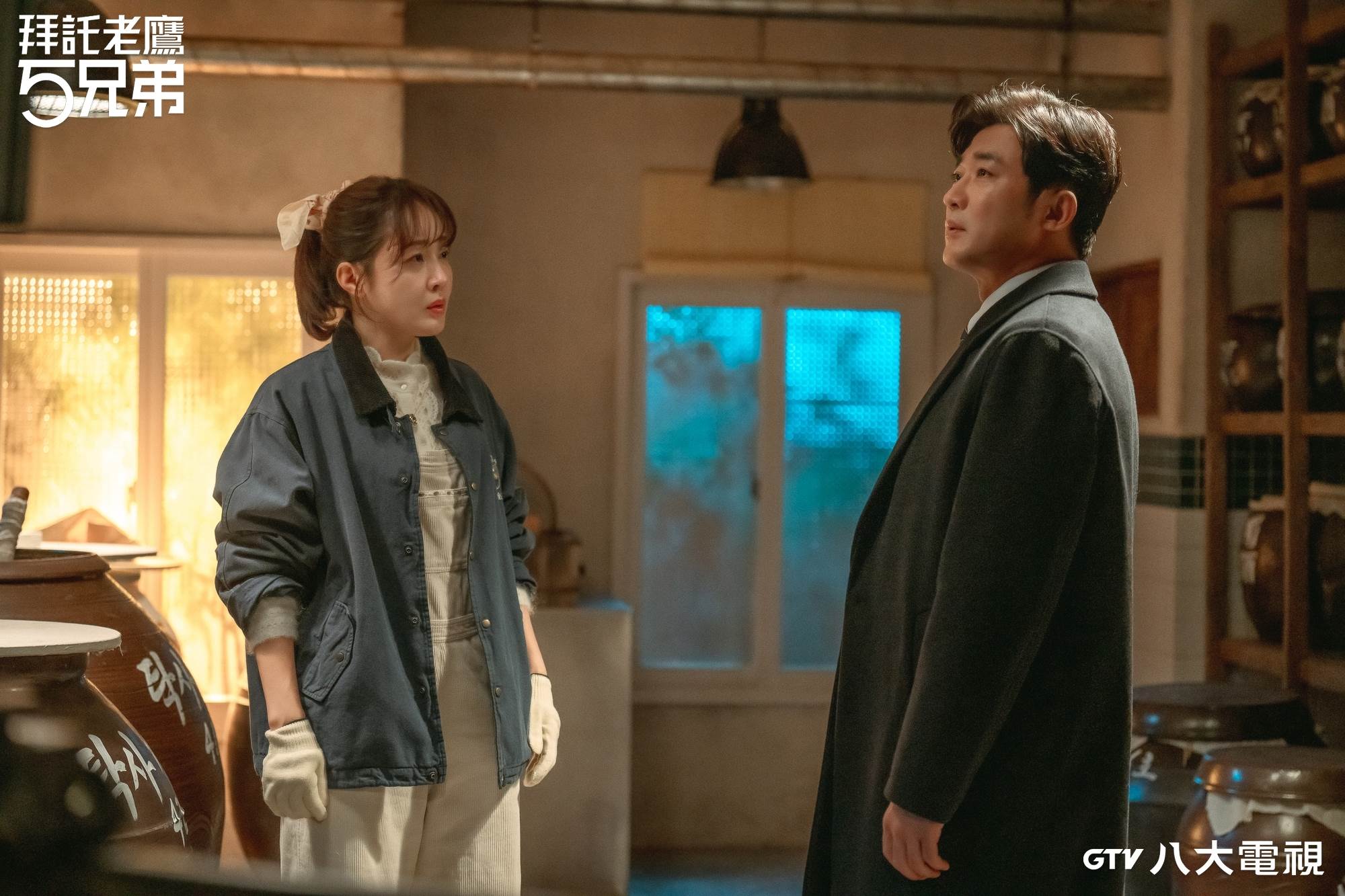 韓劇《拜託老鷹5兄弟》嚴志媛（左）與安在旭（右）工作結識逐漸產生情愫，發展出火花。（圖／八大電視提供）