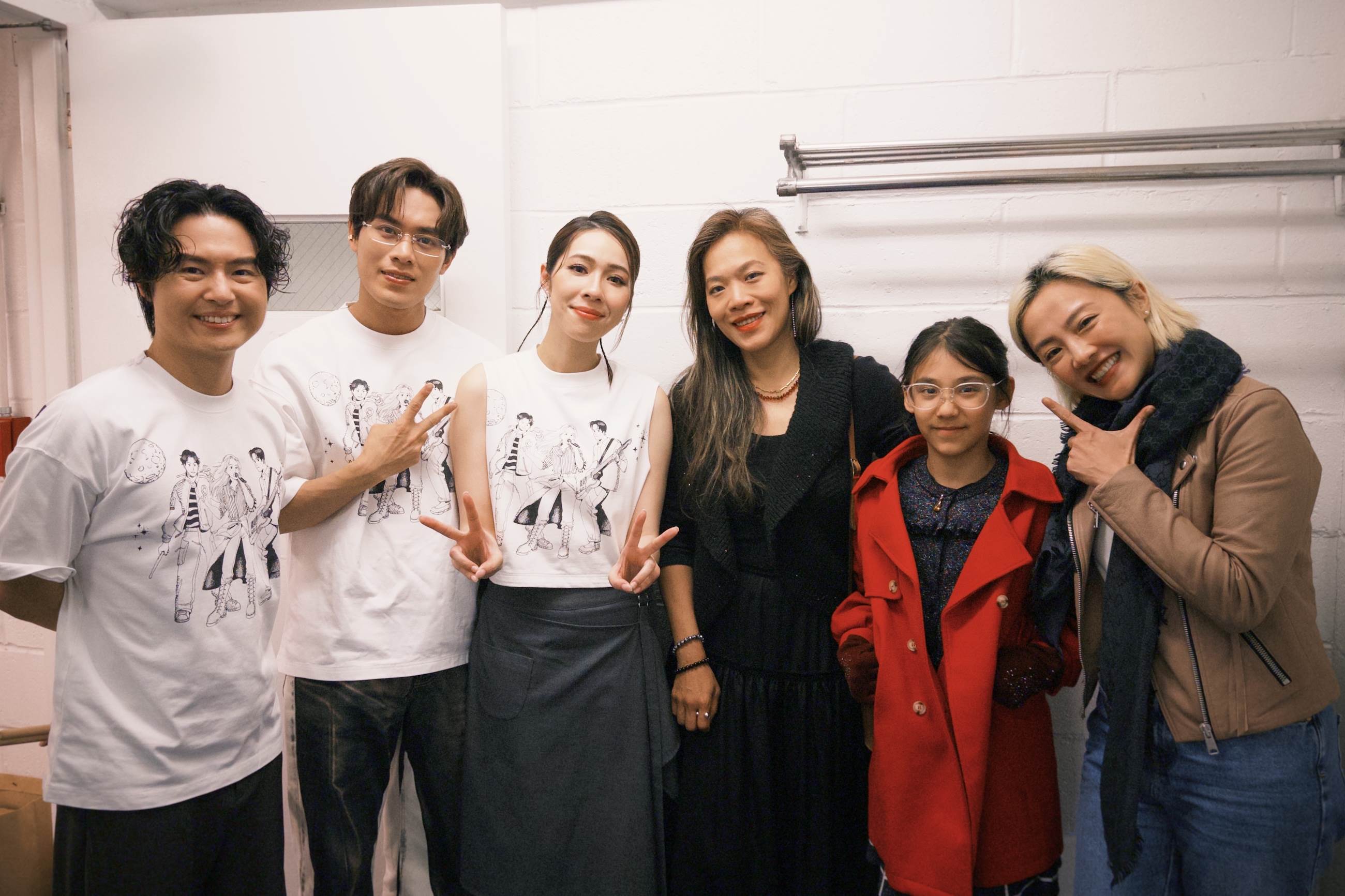 電影《左撇子女孩》導演鄒時擎（右三）與演員張允曦小8（右一）現身告五人紐約<a href='https://star.ebc.net.tw/search/tags/演唱會/' target='_blank'>演唱會</a>驚喜探班。（圖／相信音樂提供）