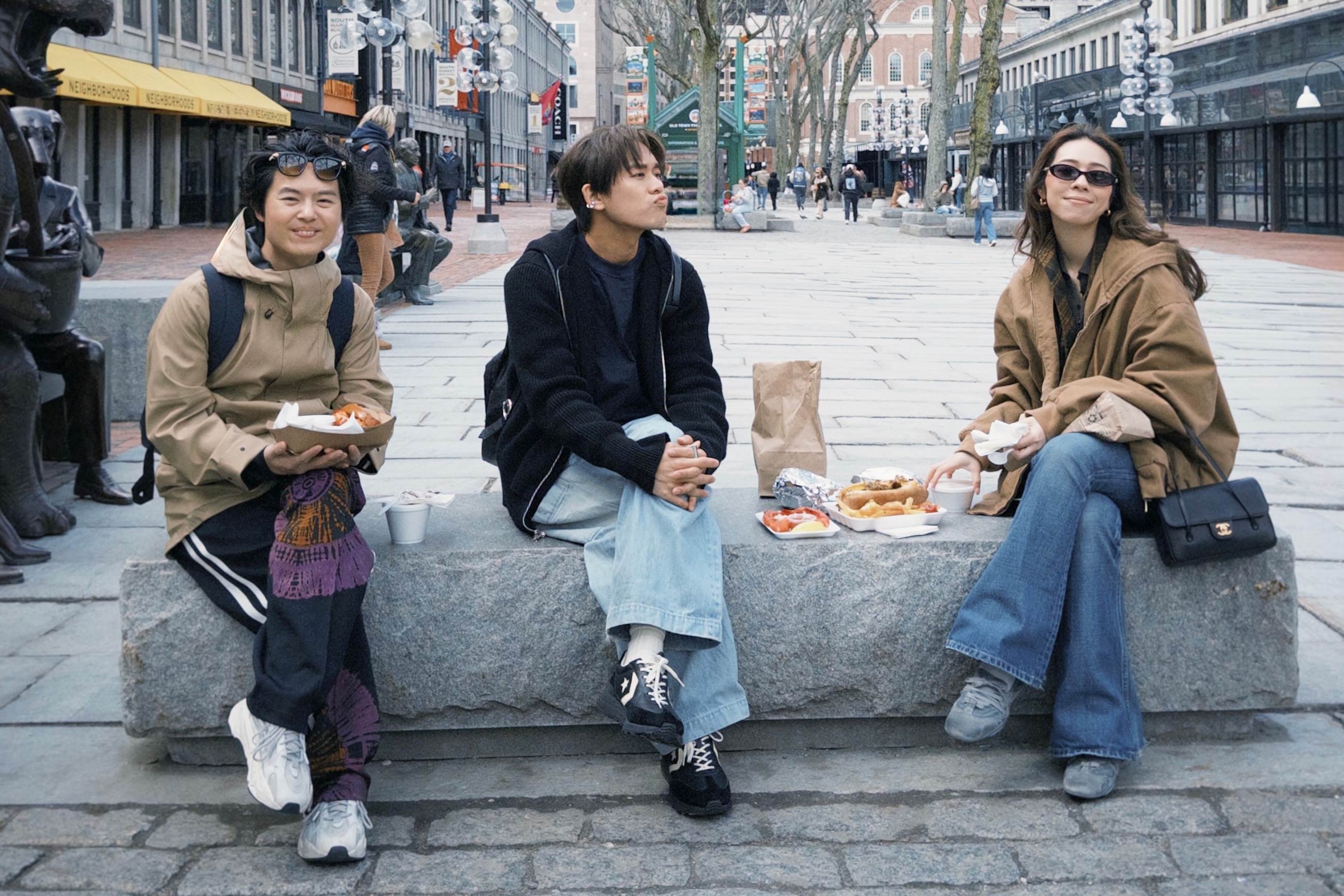 告五人道地體驗吃波士頓龍蝦堡。（圖／相信音樂提供）