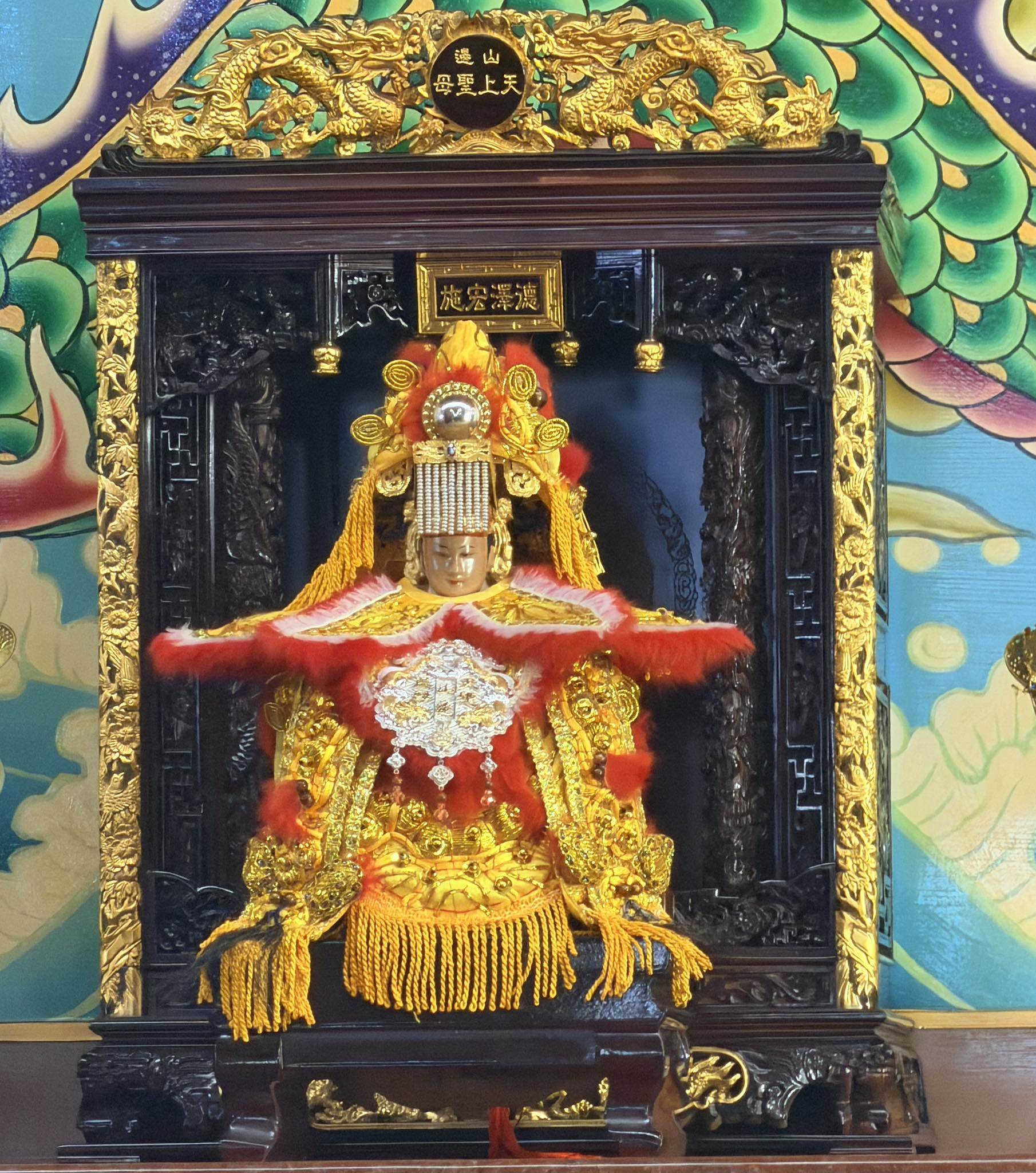 王彩樺分享山邊媽祖神衣。（圖／翻攝自王彩樺臉書）