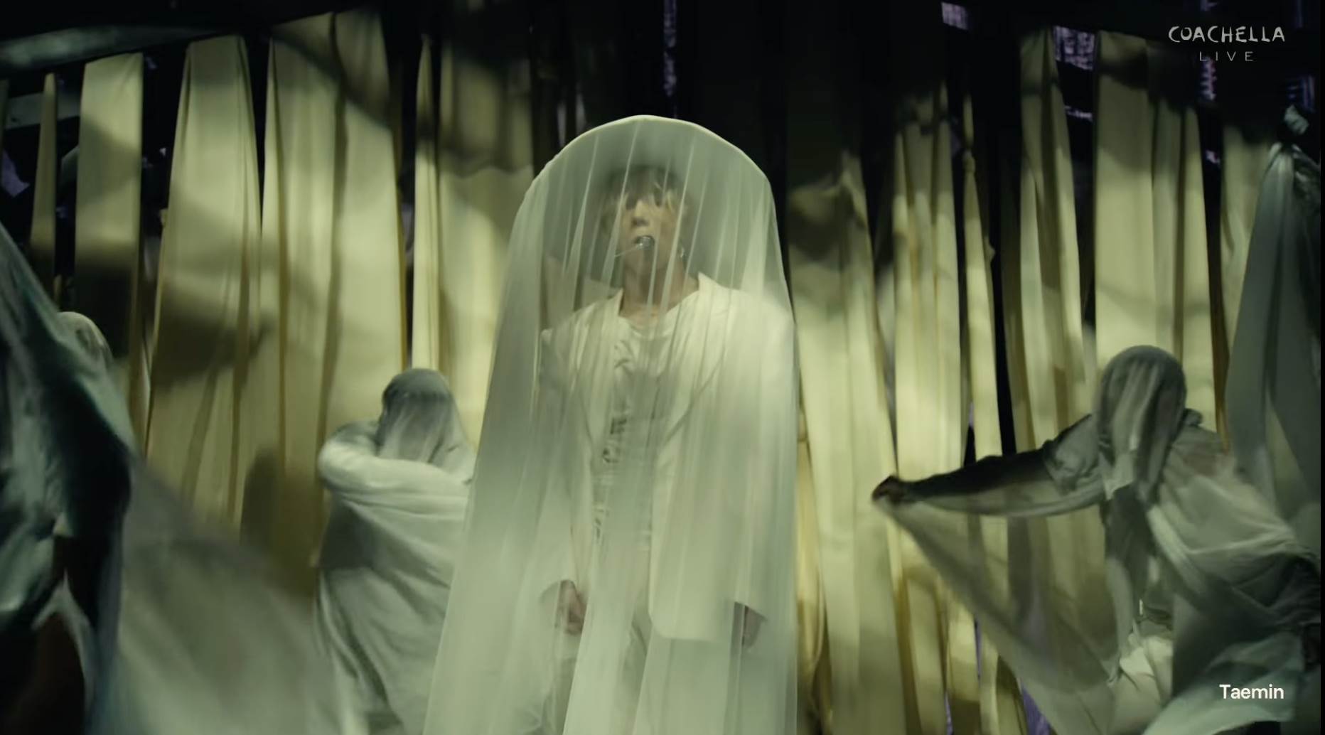 南韓男團SHINee成員泰民（태민）在科切拉音樂節（Coachella）白色西裝套裝搭配禮帽薄紗的造型引發討論。（圖／翻攝自Coachella YouTube）